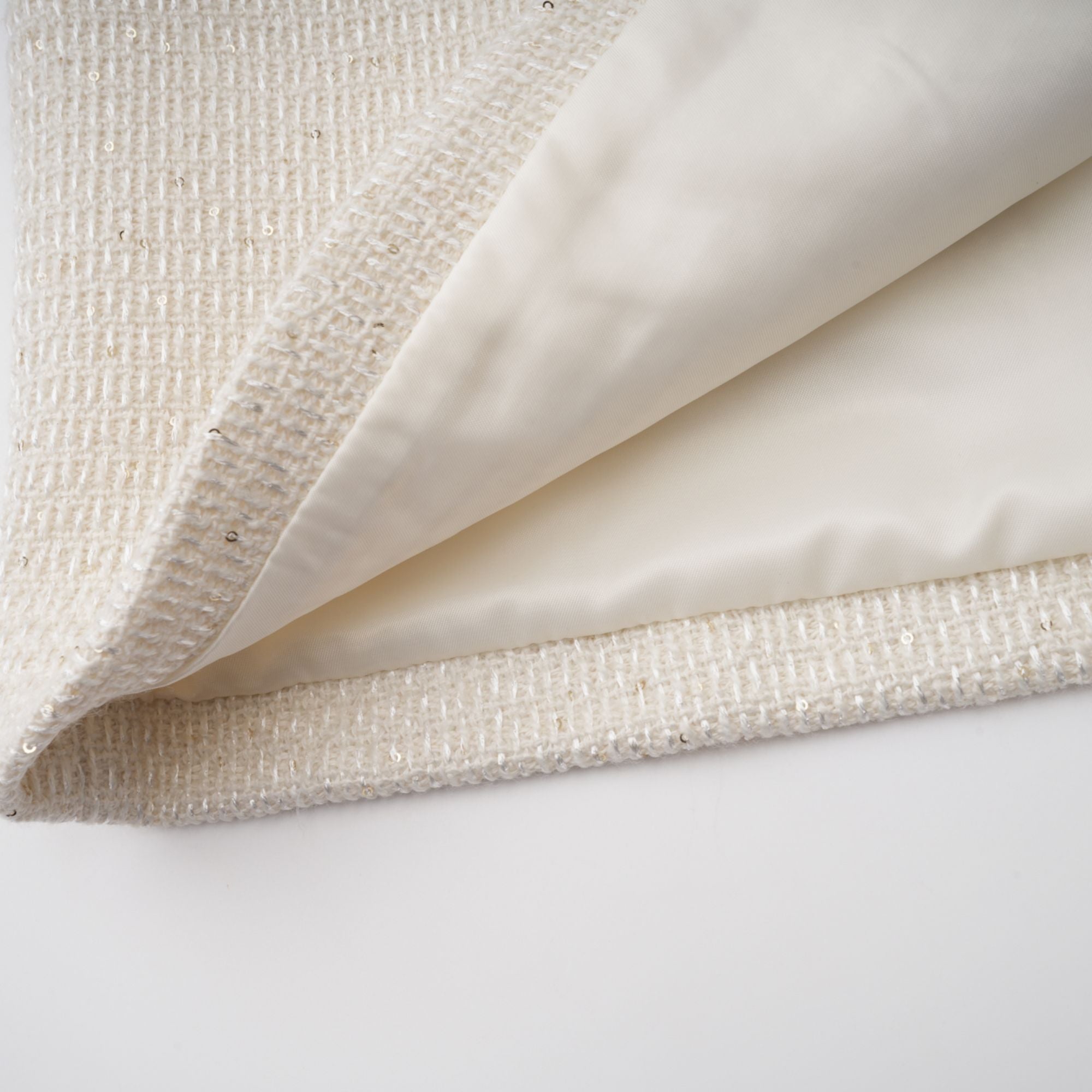 فستان جين الأبيض المزين من التويد القصير