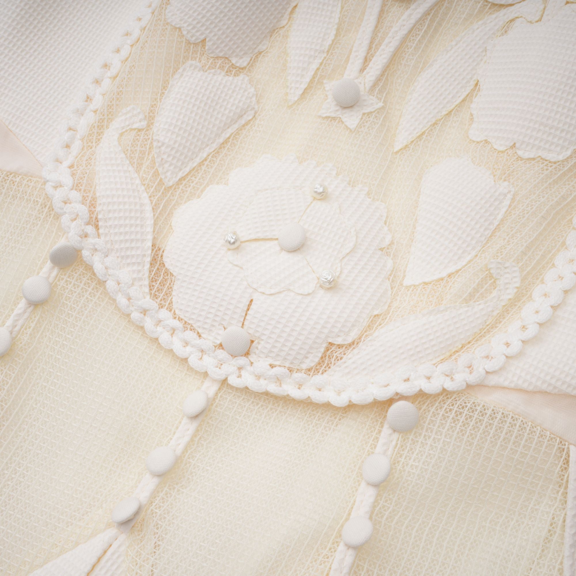 فستان مايل الأبيض القصير المطرز بالزهور 