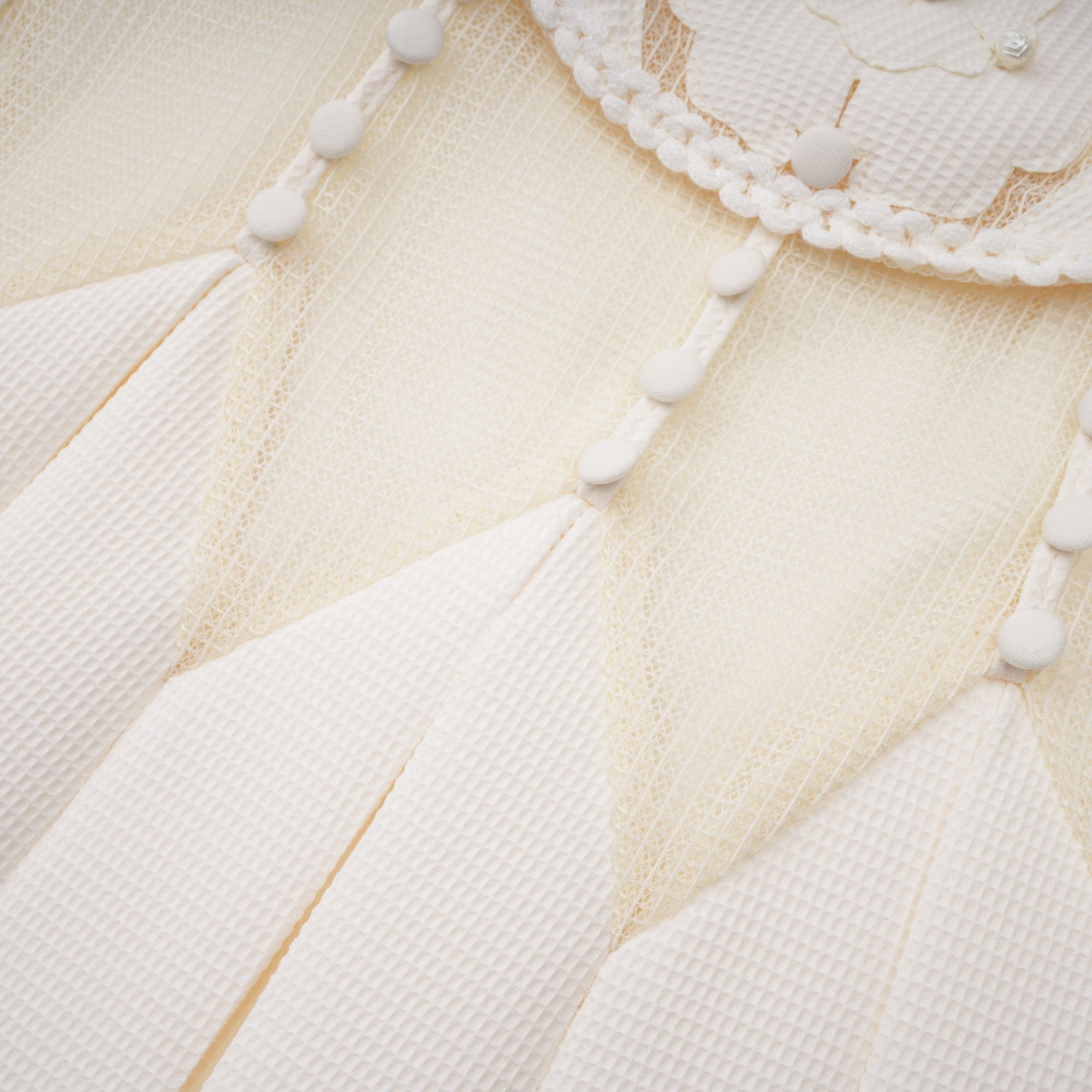 فستان مايل الأبيض القصير المطرز بالزهور 