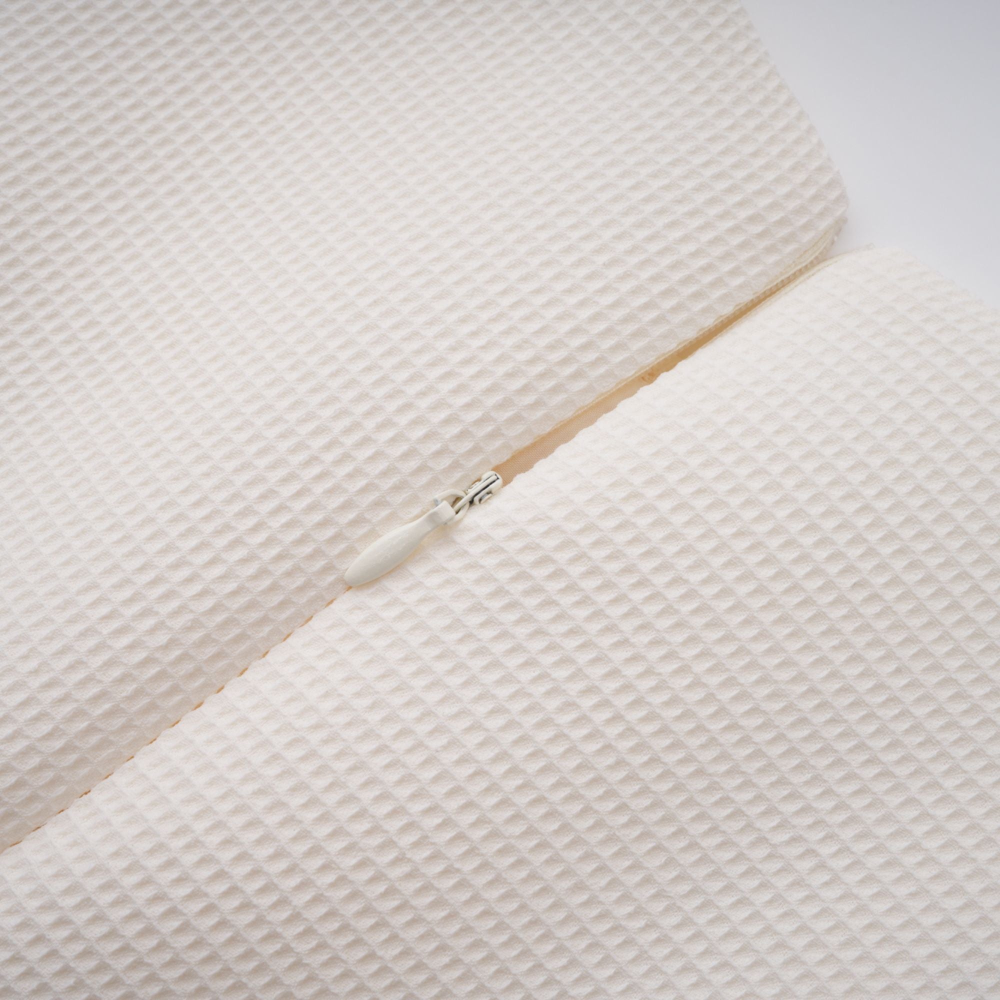 فستان مايل الأبيض القصير المطرز بالزهور 