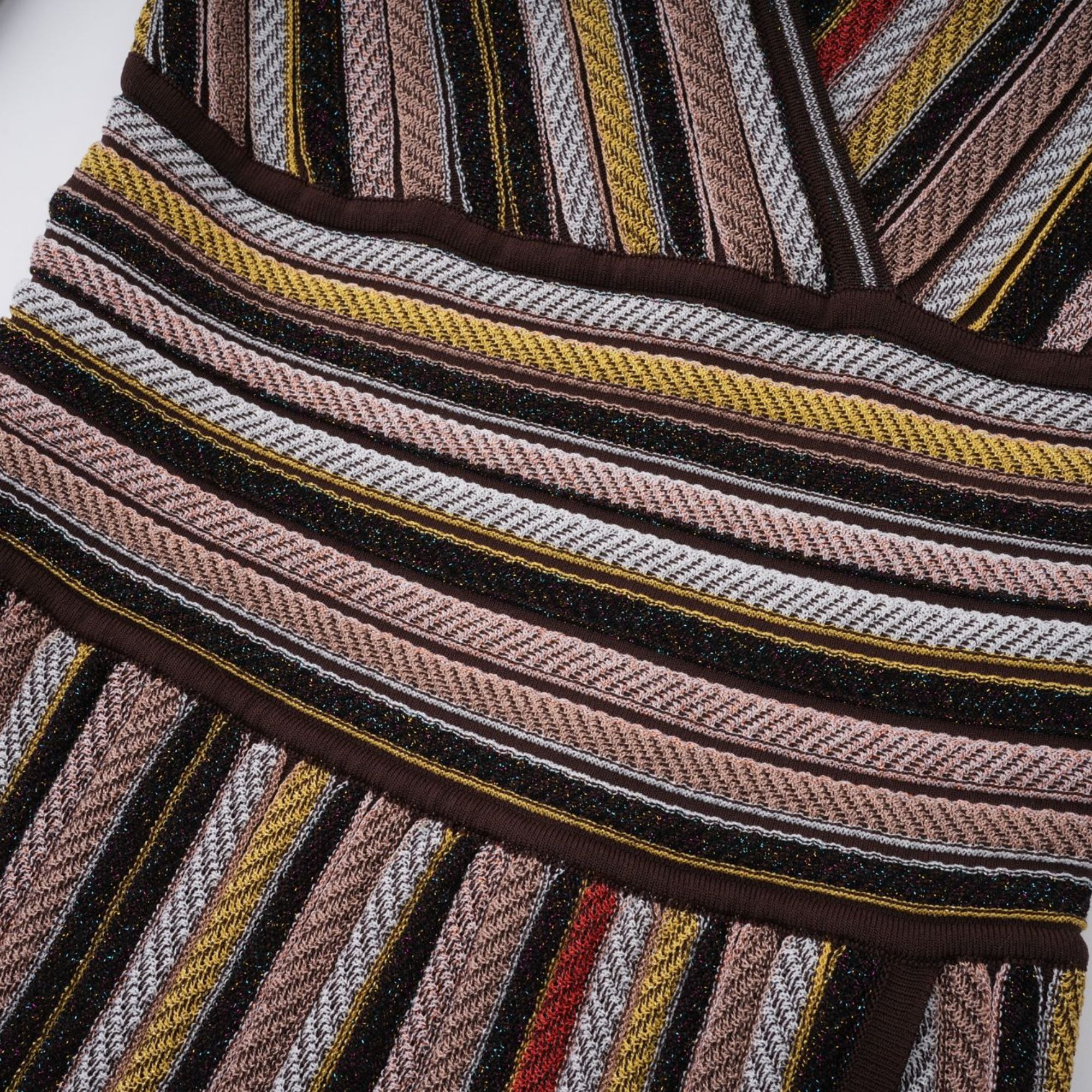 Phoebe Brown – Strick-Midikleid mit vertikalen Streifen