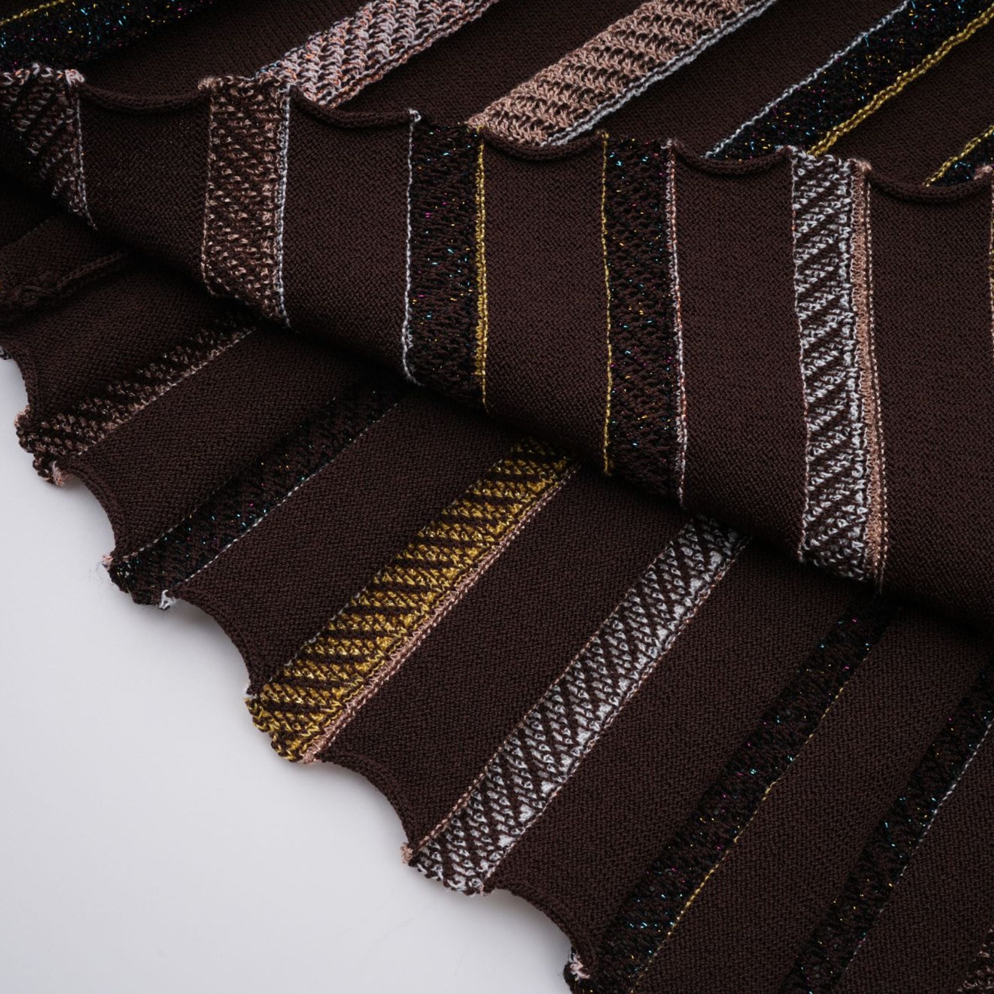 فستان فيبي براون متوسط ​​الطول محبوك بخطوط عمودية