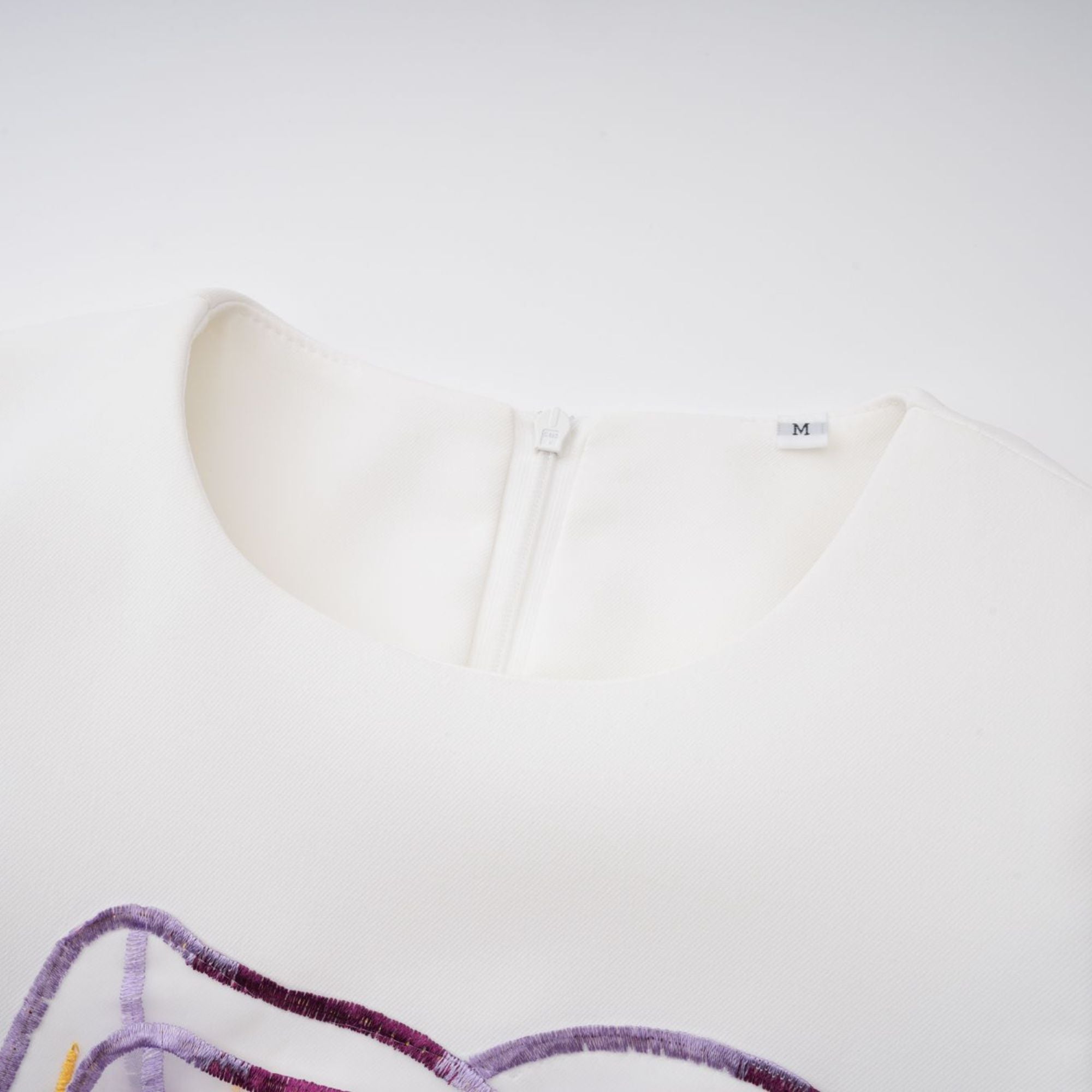 Irène – Weißes Midikleid mit Pailletten- und Blumenstickerei