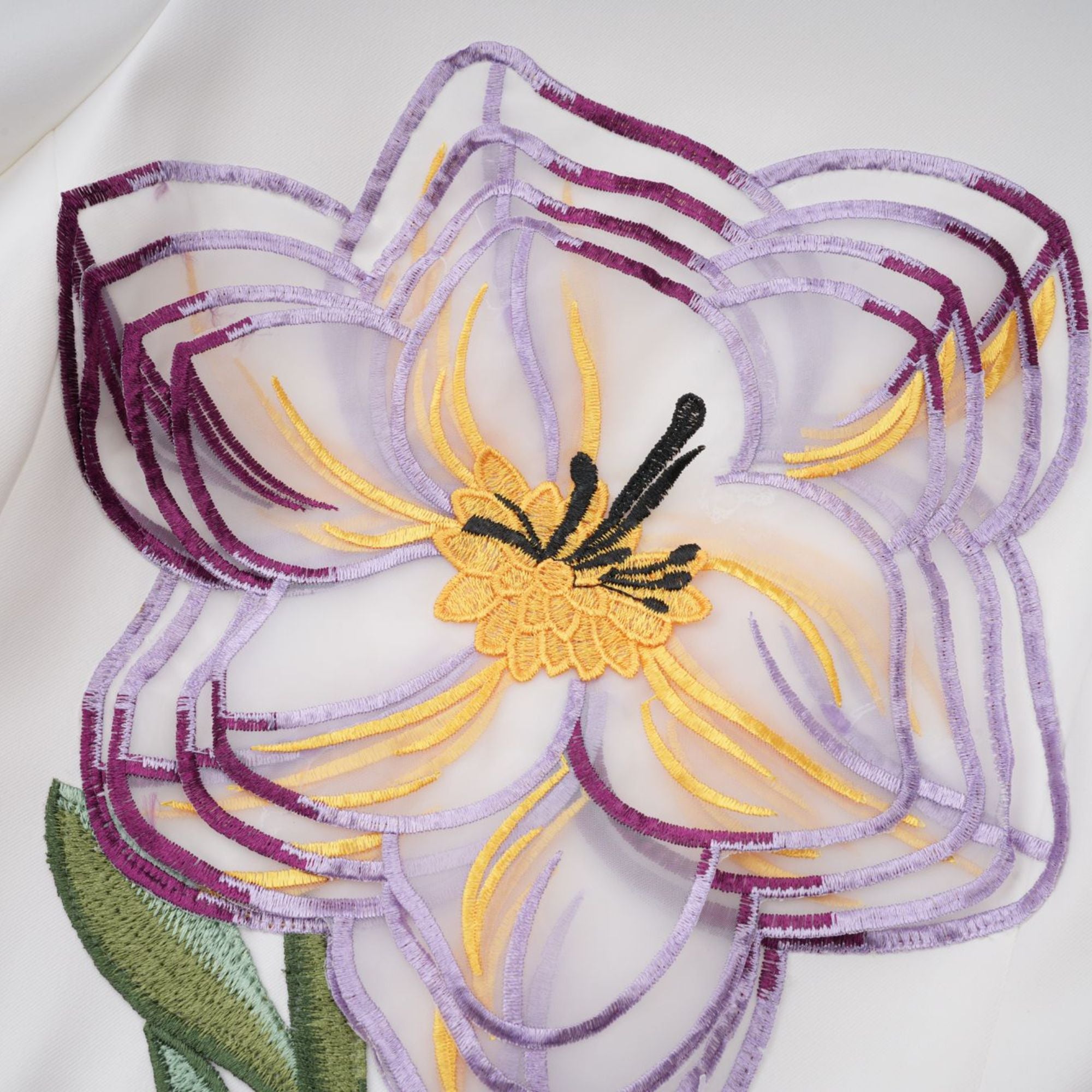 Irène – Weißes Midikleid mit Pailletten- und Blumenstickerei