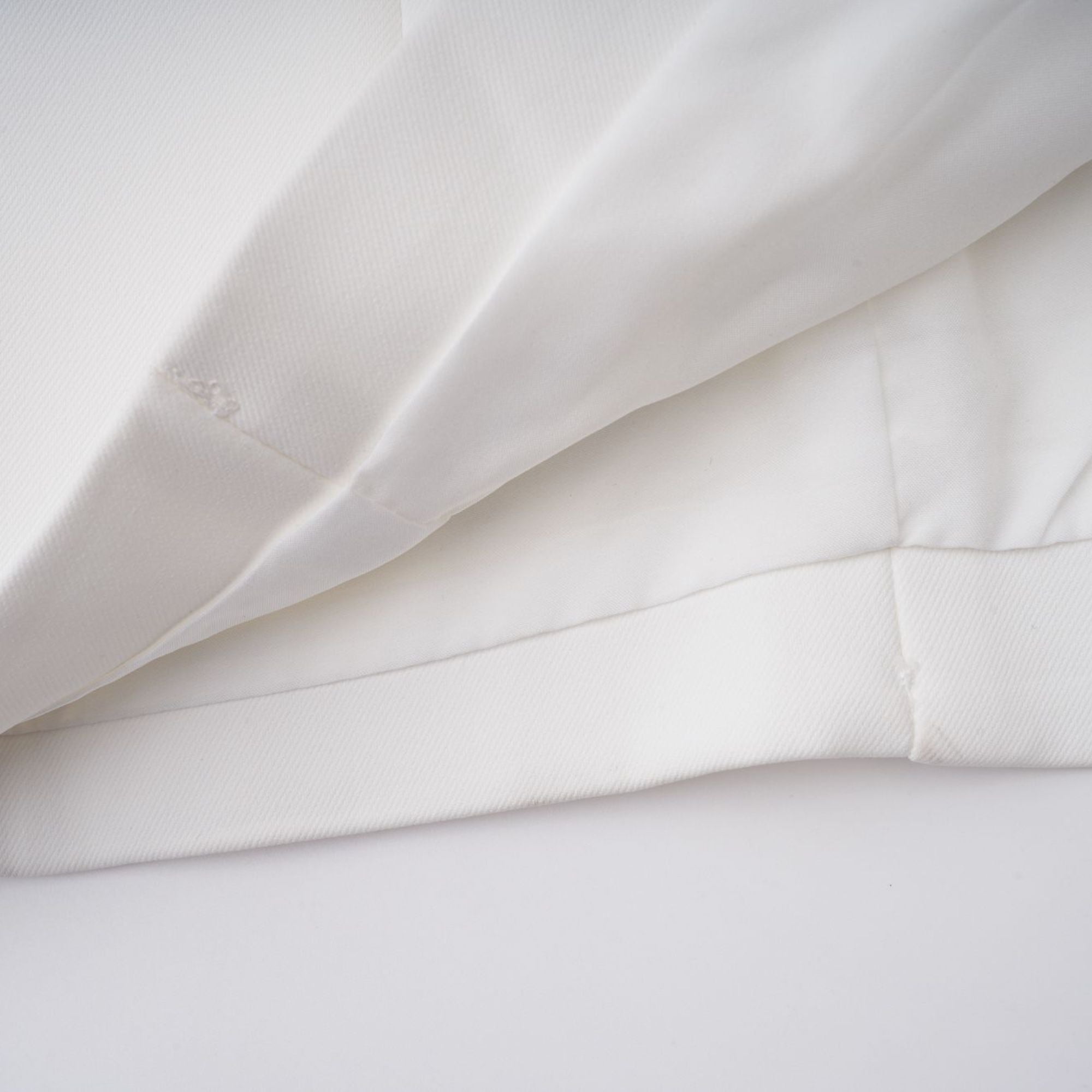 Irène – Weißes Midikleid mit Pailletten- und Blumenstickerei