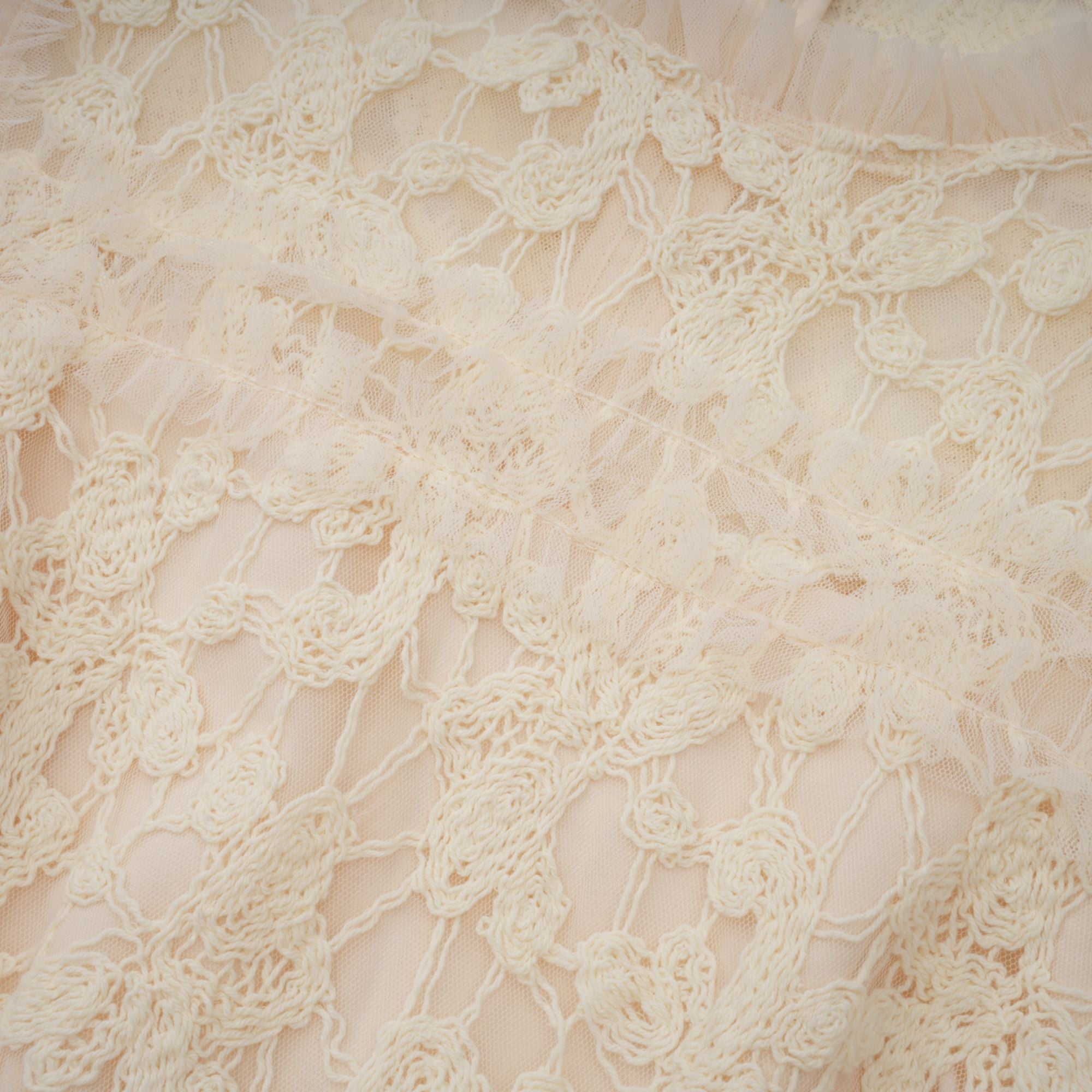 فستان كابوسين ماكسي من التول المطرز بالورود