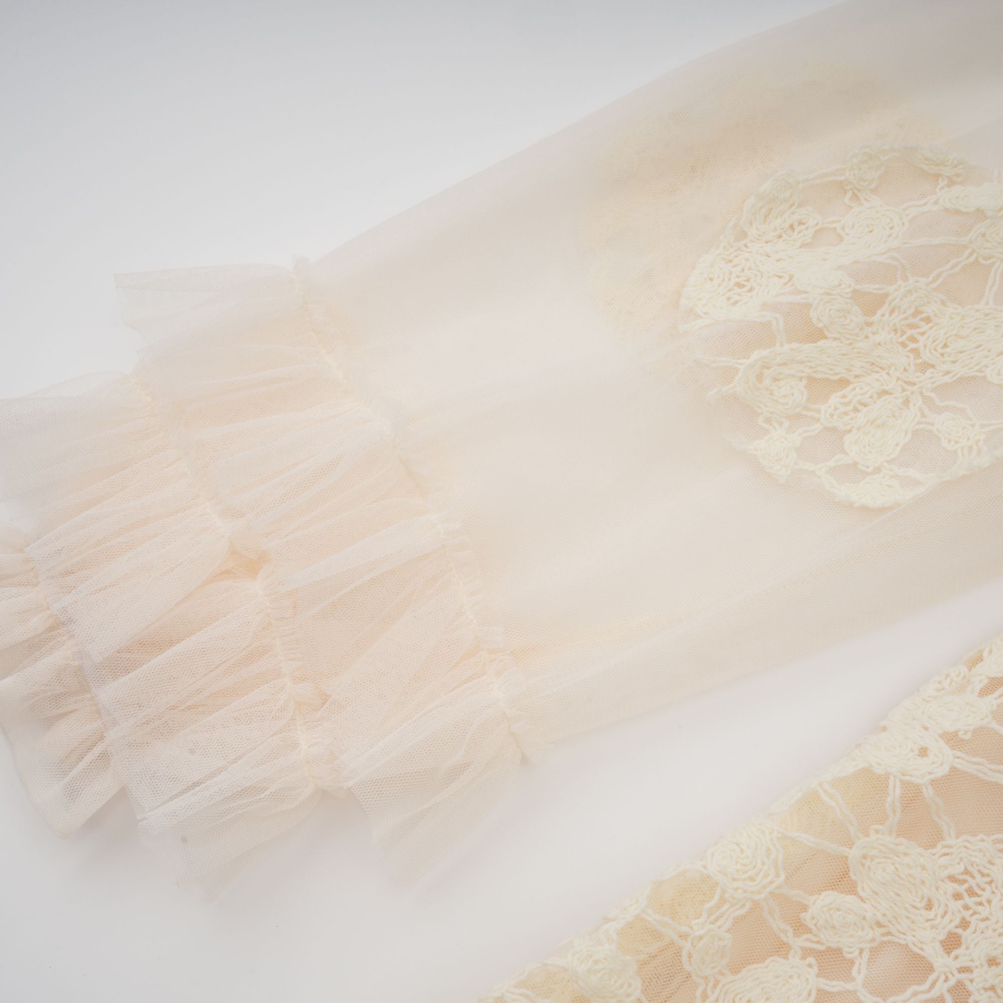 فستان كابوسين ماكسي من التول المطرز بالورود