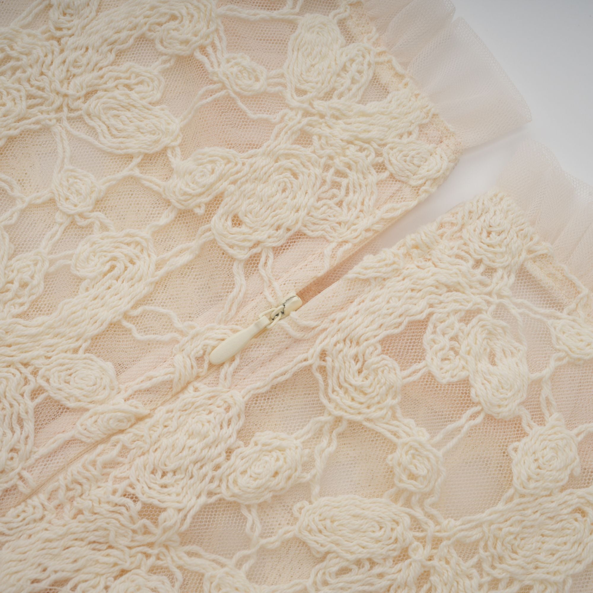 فستان كابوسين ماكسي من التول المطرز بالورود