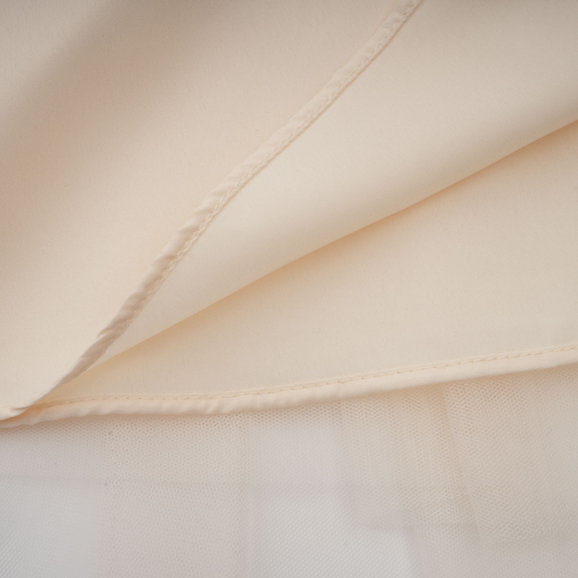 فستان كابوسين ماكسي من التول المطرز بالورود