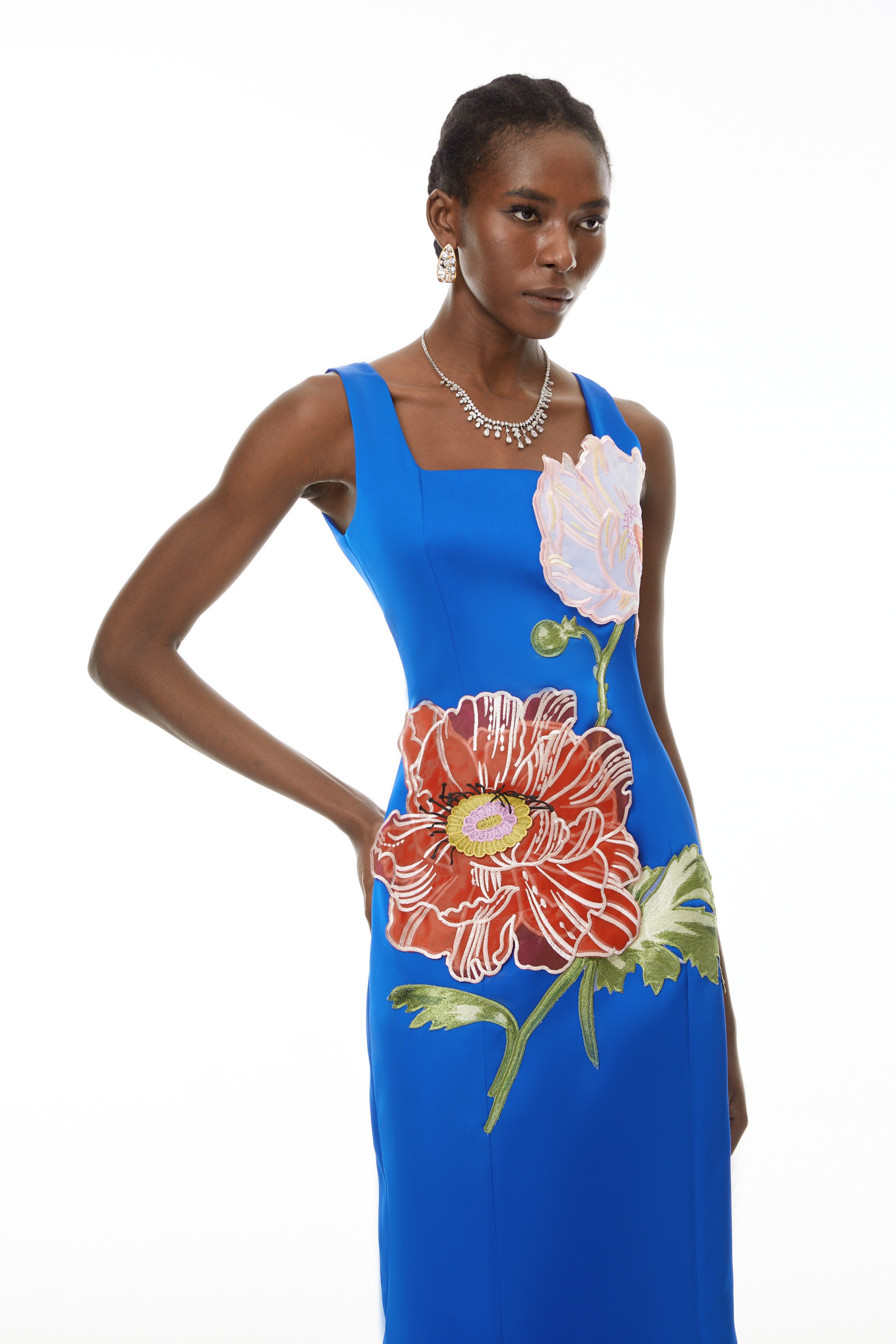 فستان طويل مطرز بالزهور باللون الأزرق من Damaris