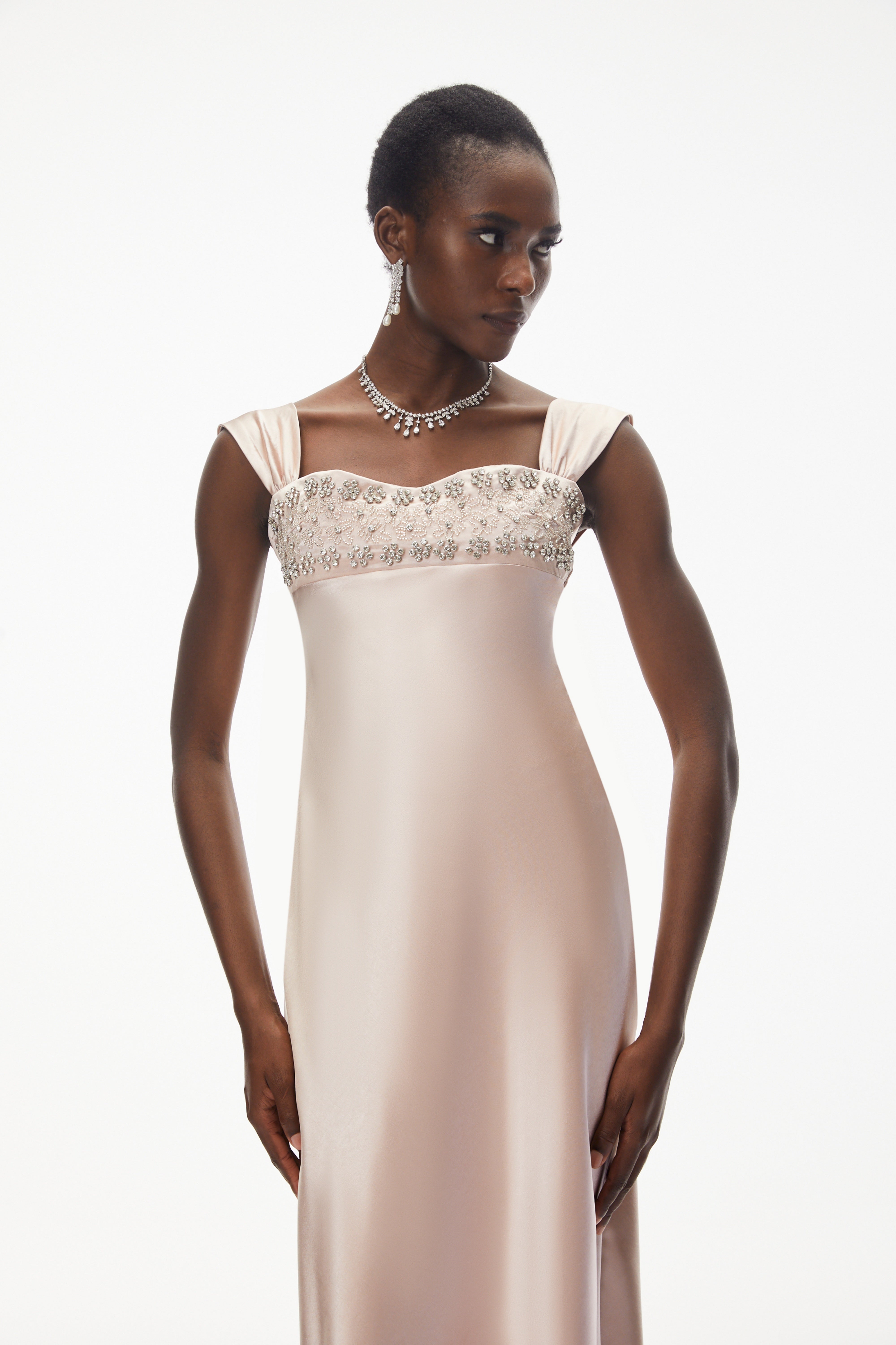 Robe mi-longue en satin rose poudré ornée de détails décoratifs « Perrine »