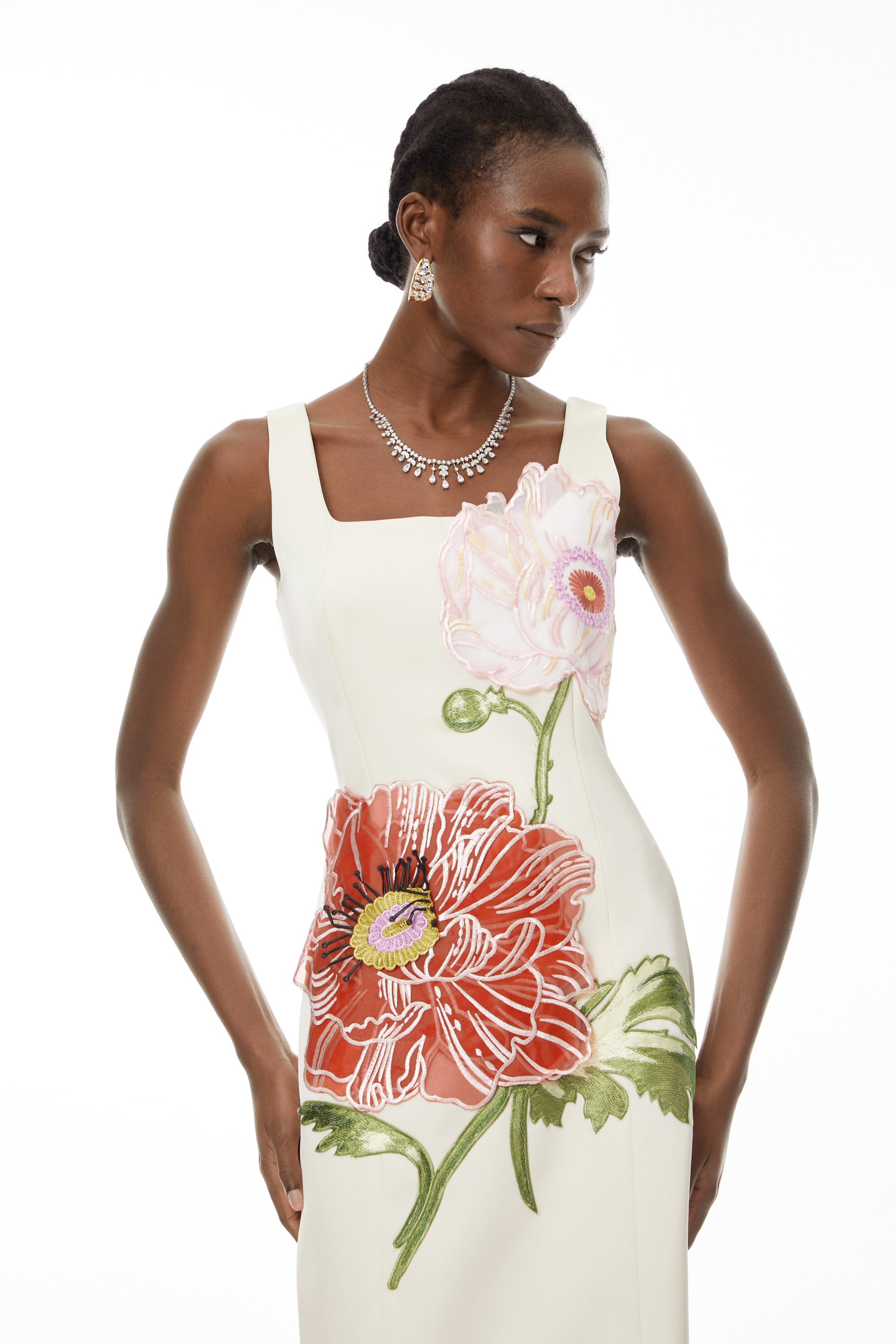 فستان طويل مطرز بزهور بيضاء من داماريس