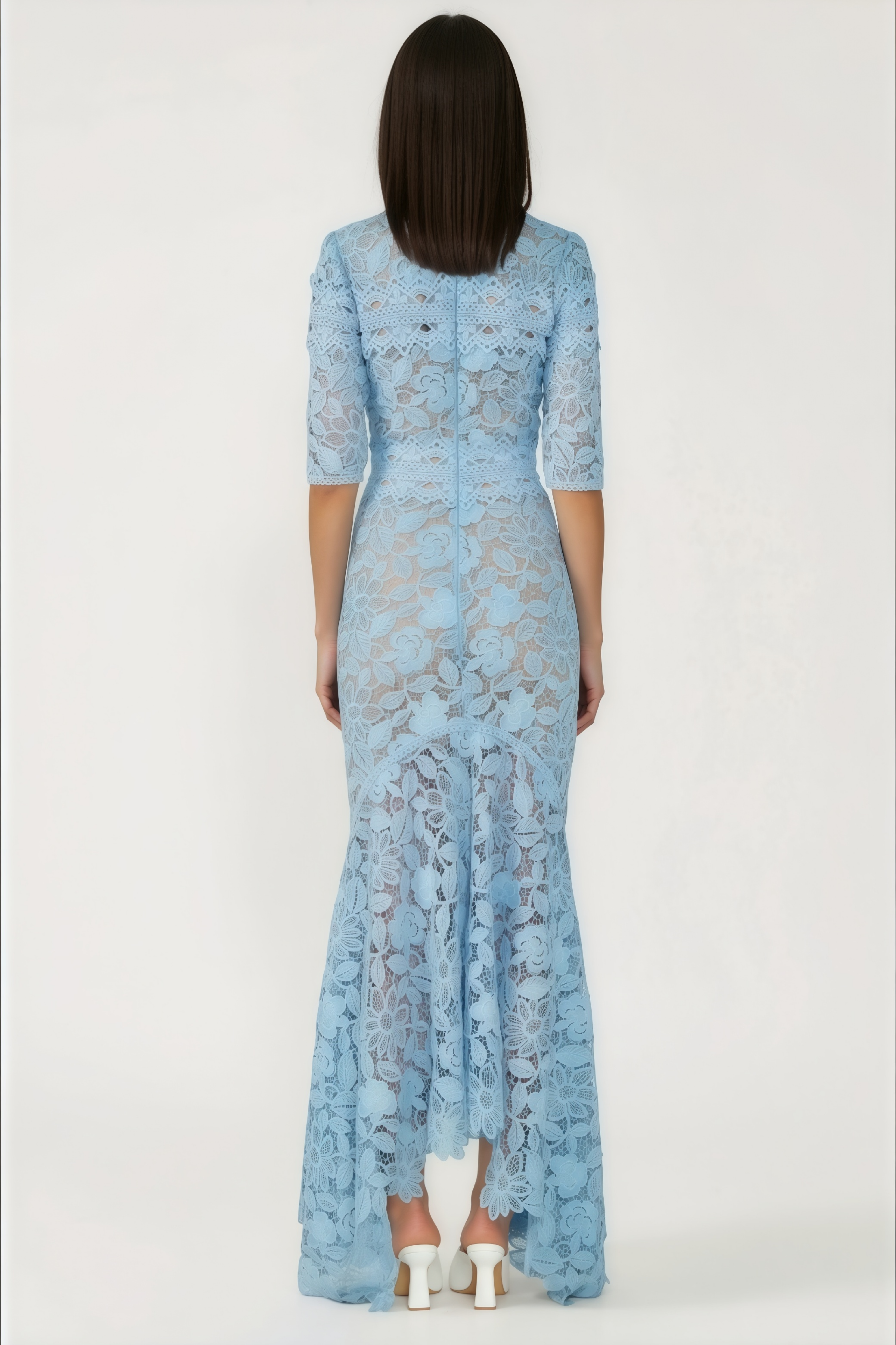 فستان طويل بقصّة حورية البحر من الدانتيل المزين بالزهور من دانييلا بلو