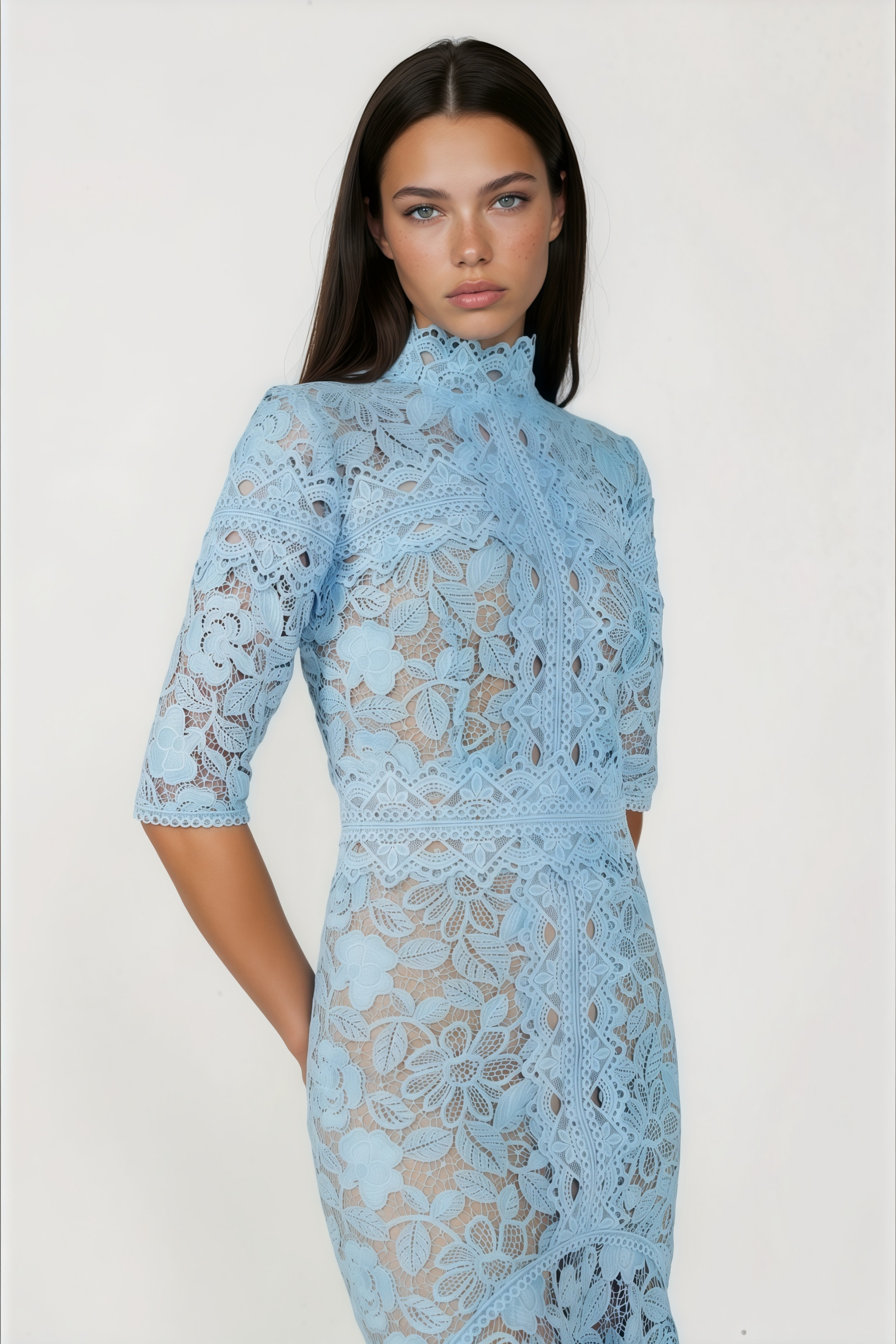 فستان طويل بقصّة حورية البحر من الدانتيل المزين بالزهور من دانييلا بلو