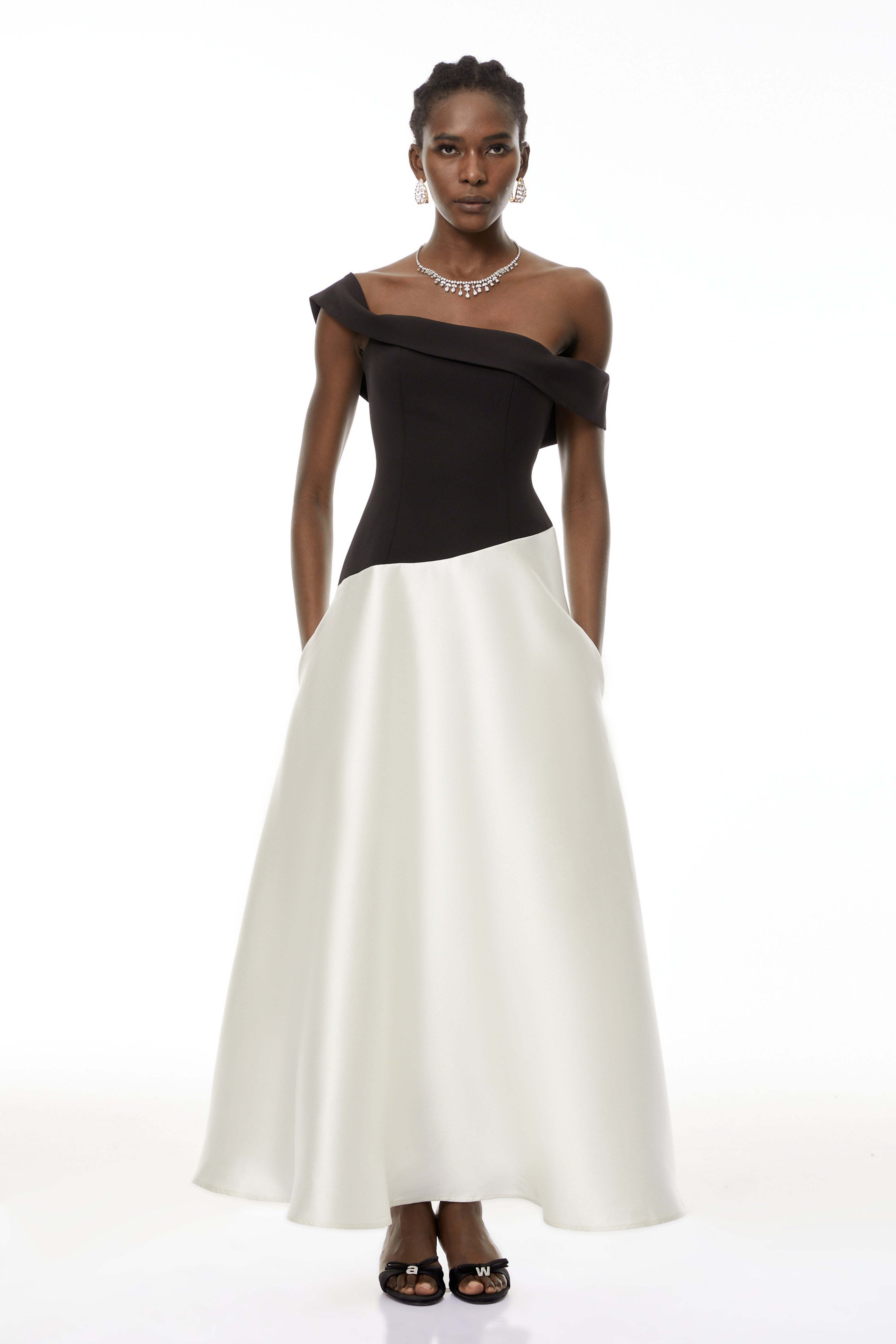 فستان ماكسي من الساتان باللون الأسود من Denisa