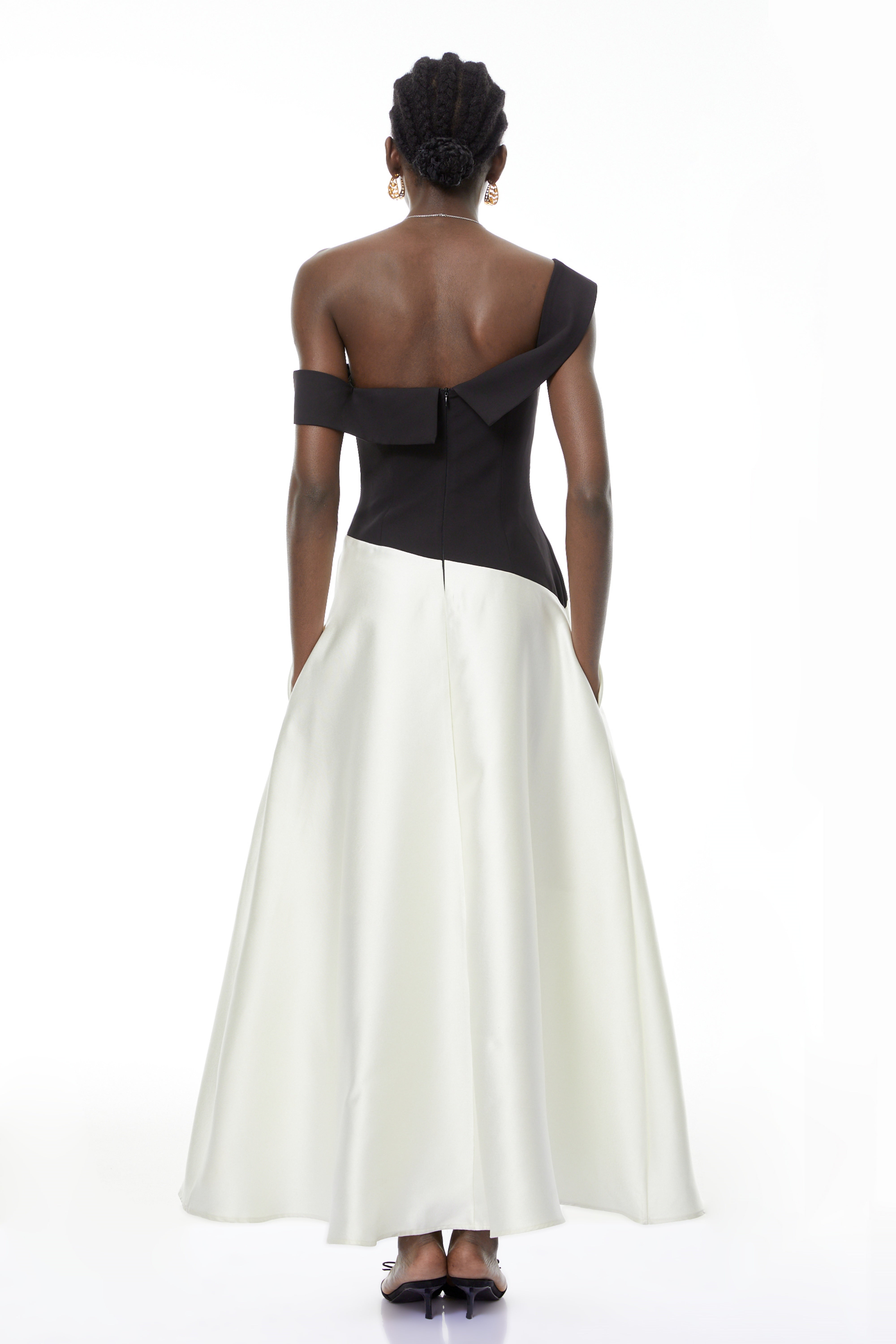 فستان ماكسي من الساتان باللون الأسود من Denisa