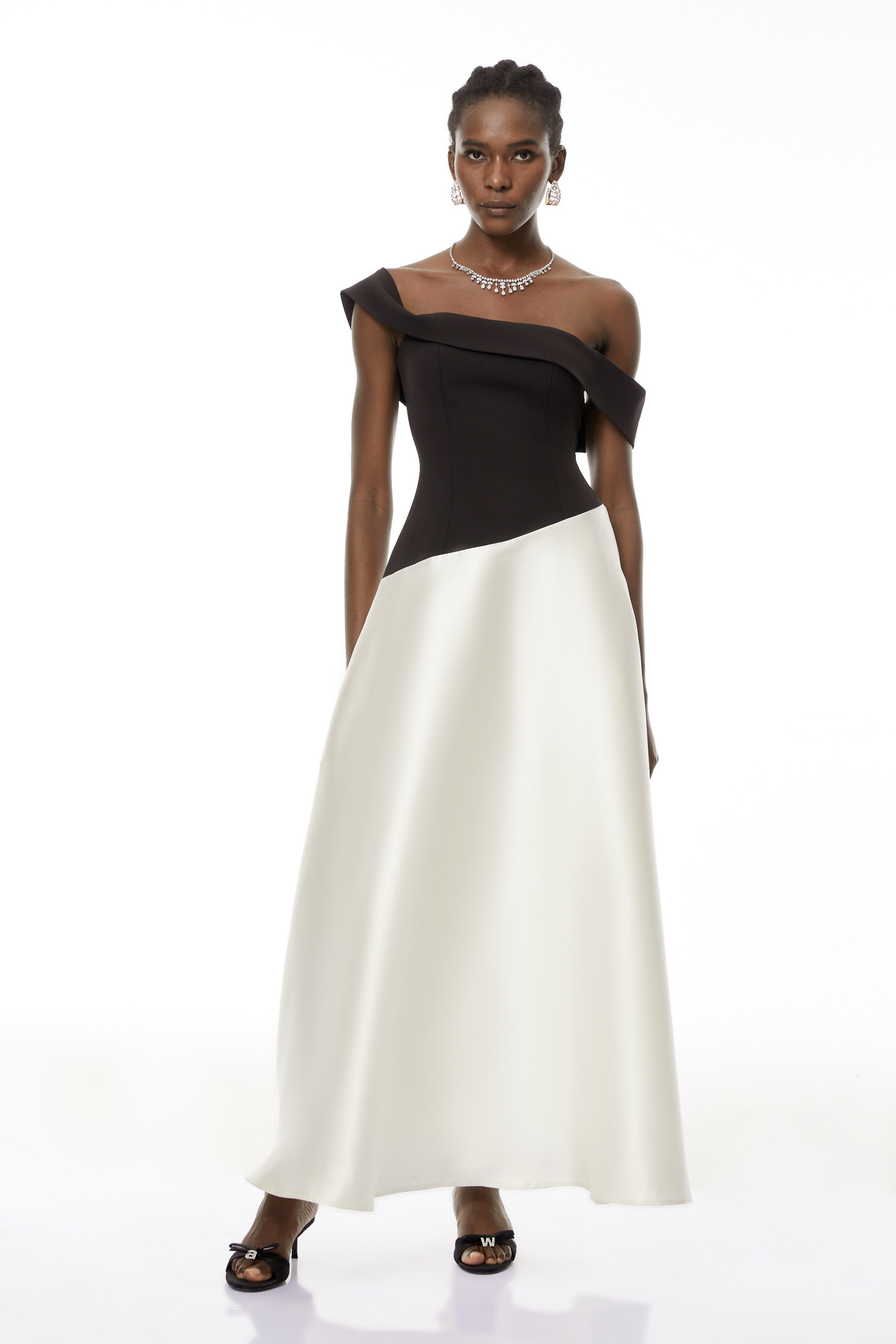 فستان ماكسي من الساتان باللون الأسود من Denisa