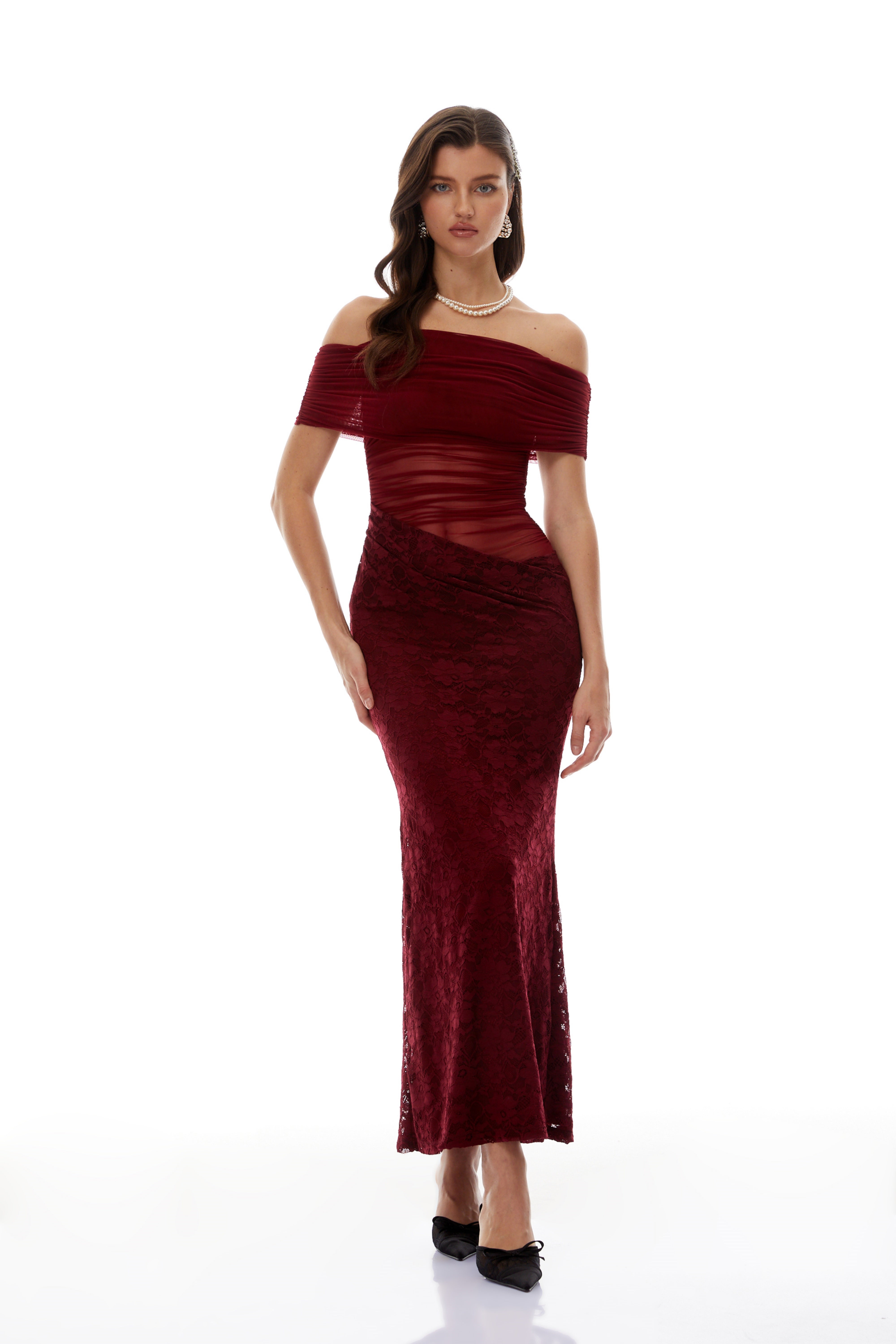 فستان ديانت من الدانتيل الشبكي ذو الألواح الحمراء، متوسط الطول.