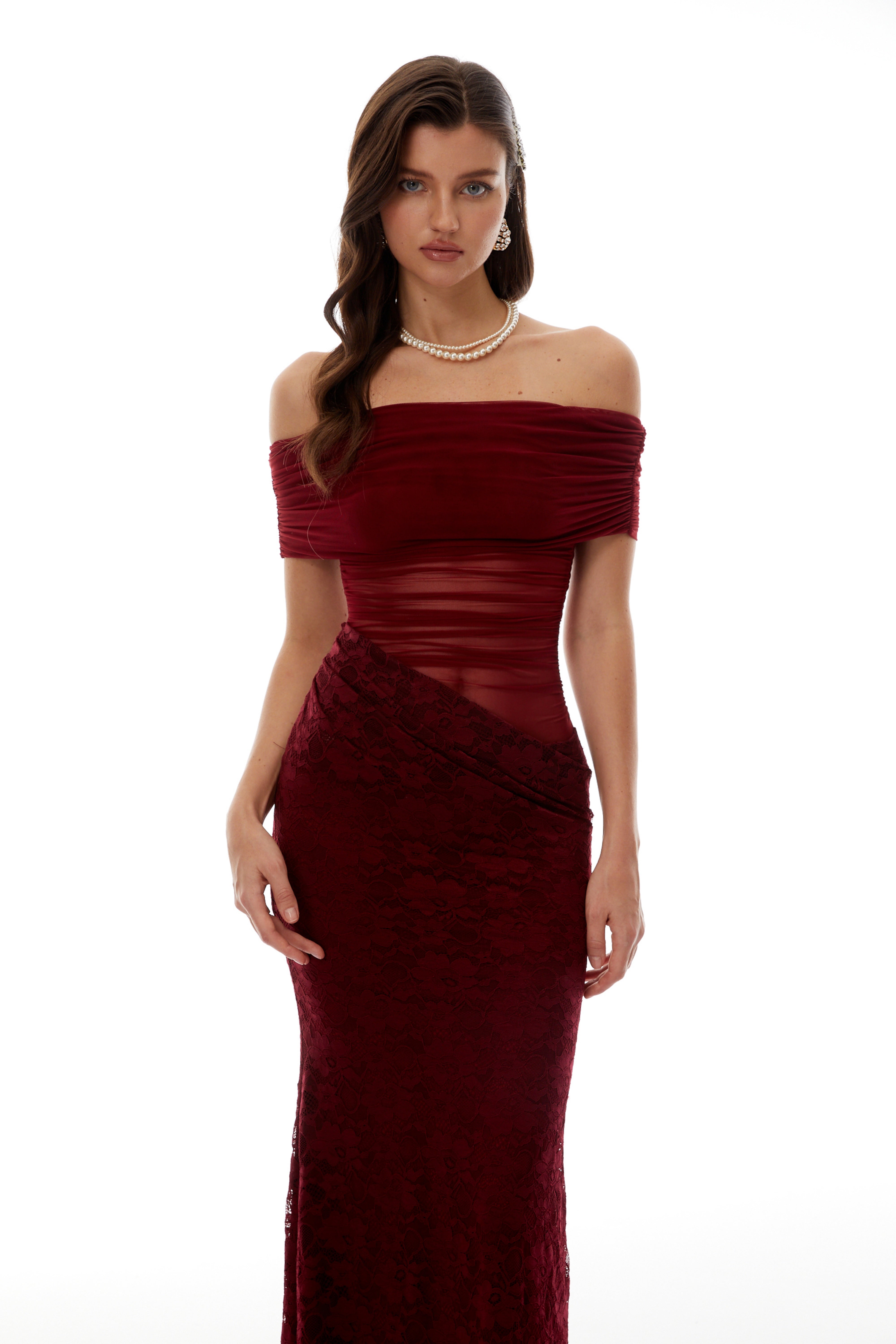 فستان ديانت من الدانتيل الشبكي ذو الألواح الحمراء، متوسط الطول.