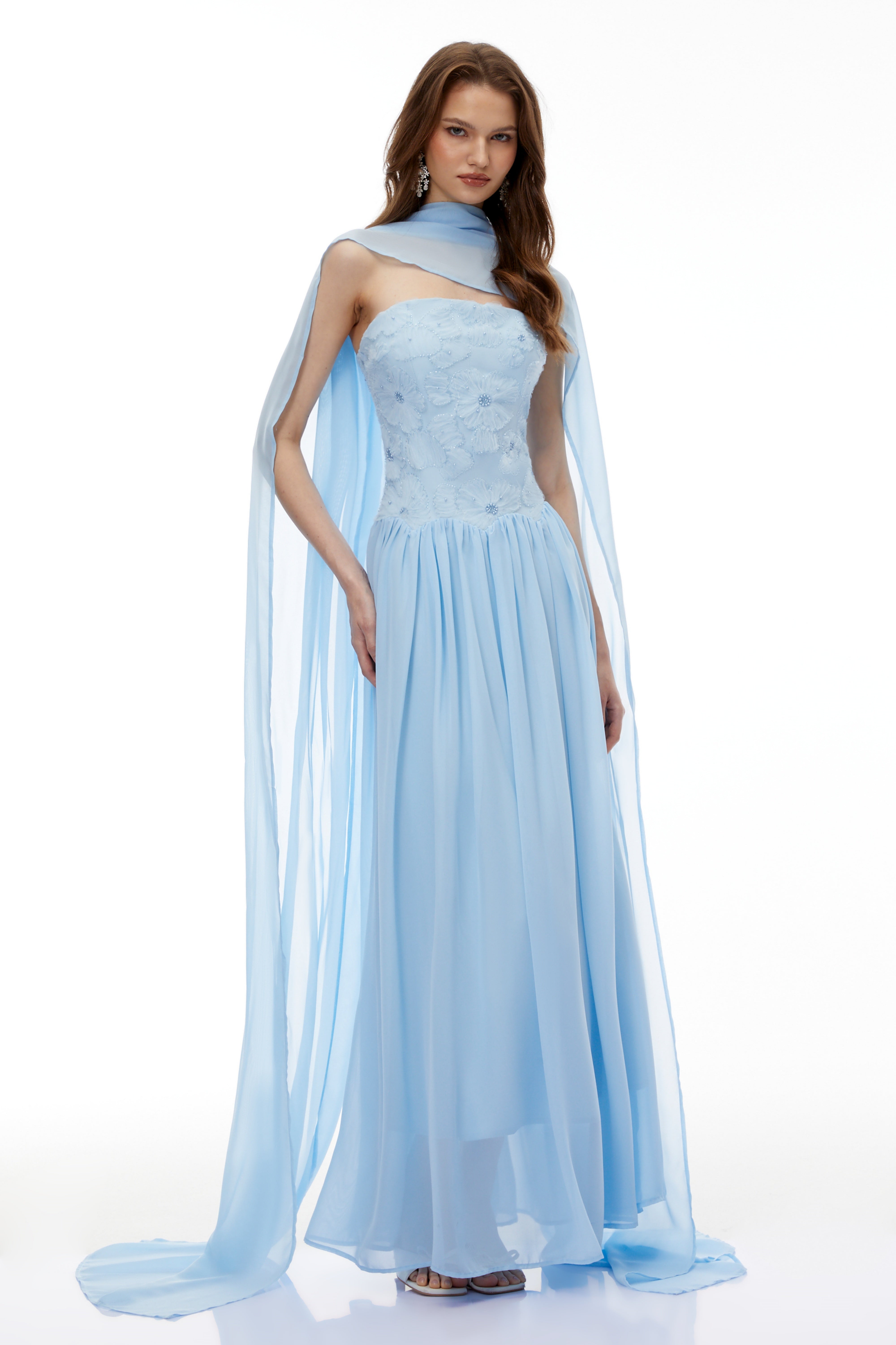 فستان طويل مطوي ومطرز بزخارف زهرية من Dobromila