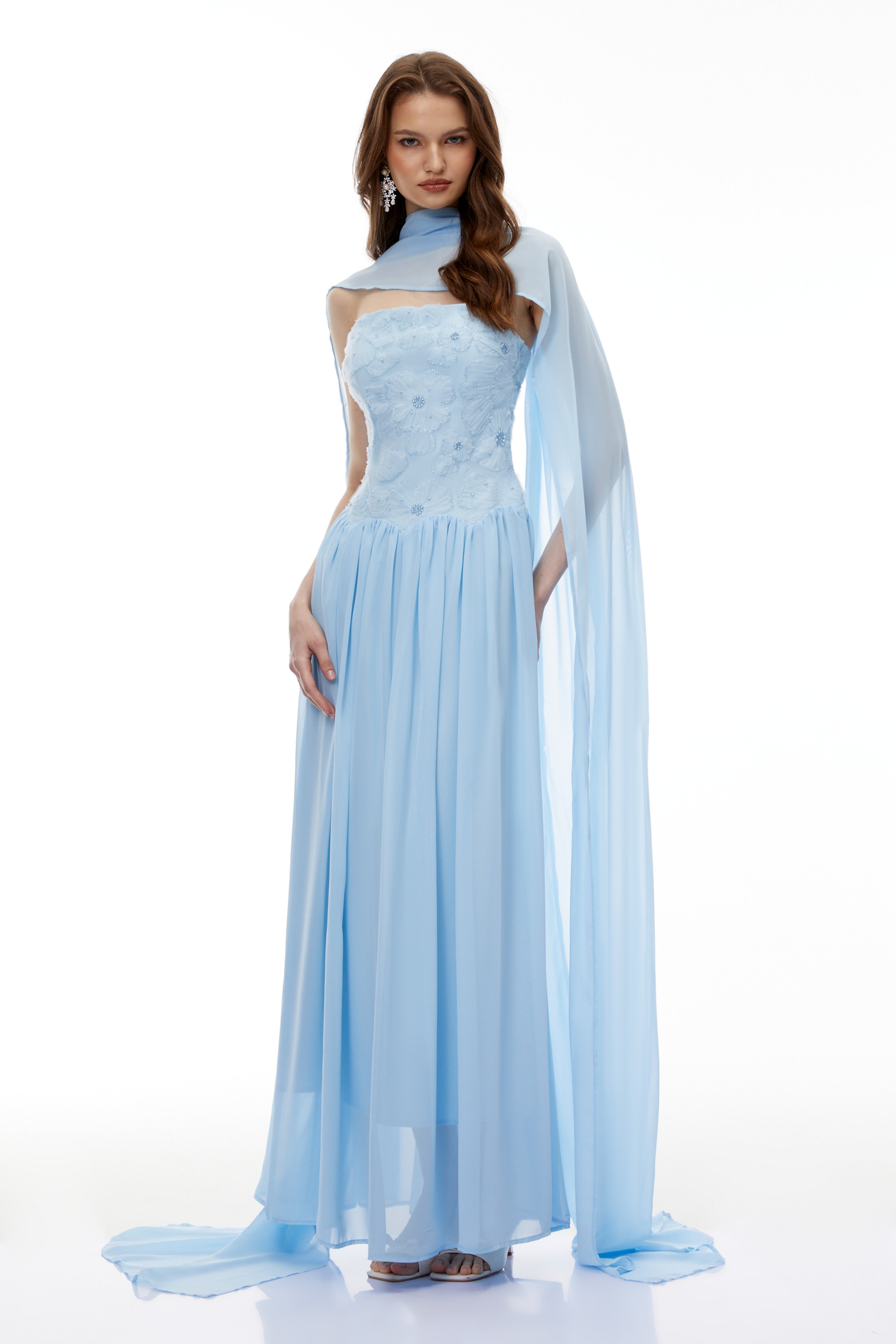 فستان طويل مطوي ومطرز بزخارف زهرية من Dobromila