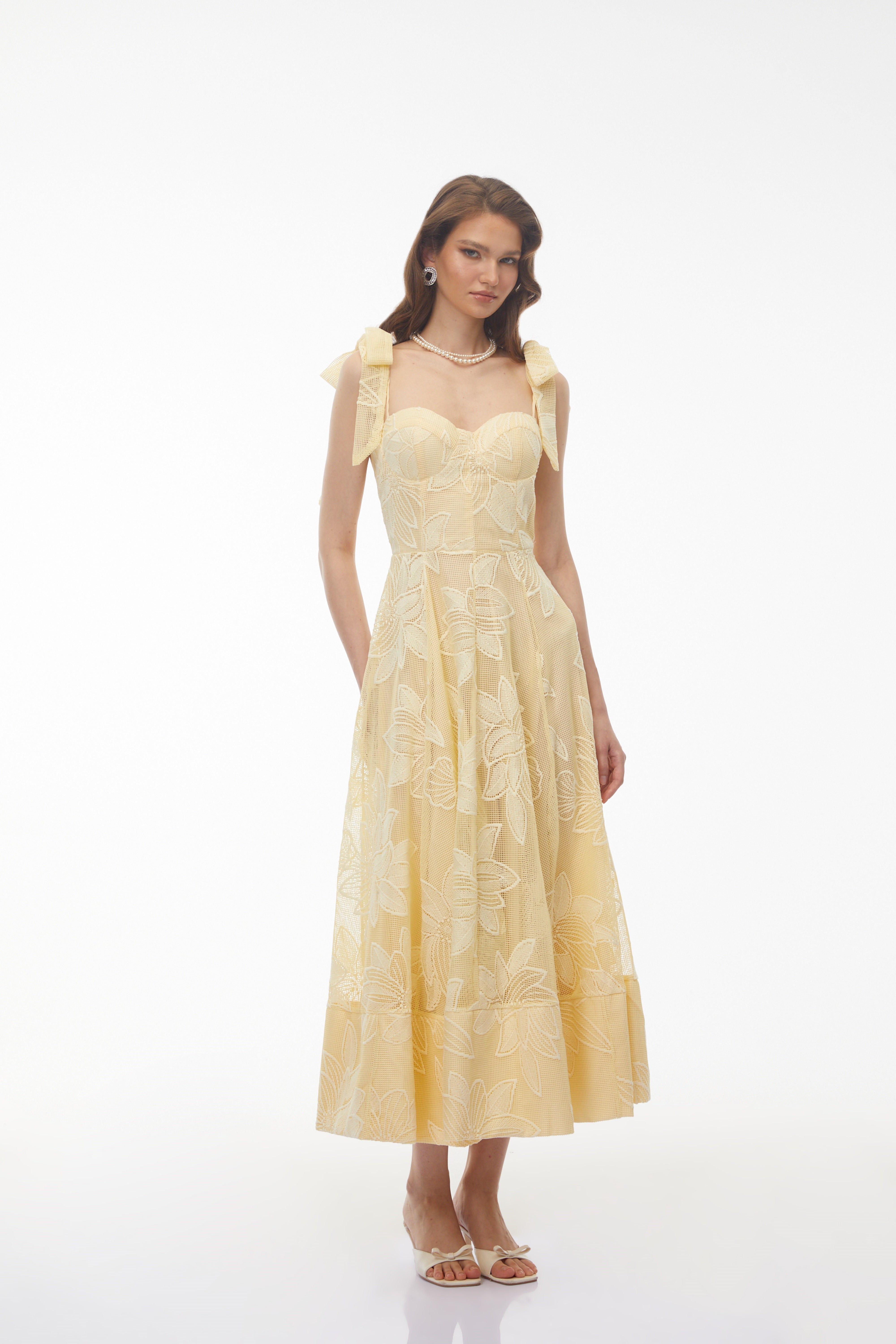 Robe longue Doris jaune beurre à motif floral brodé