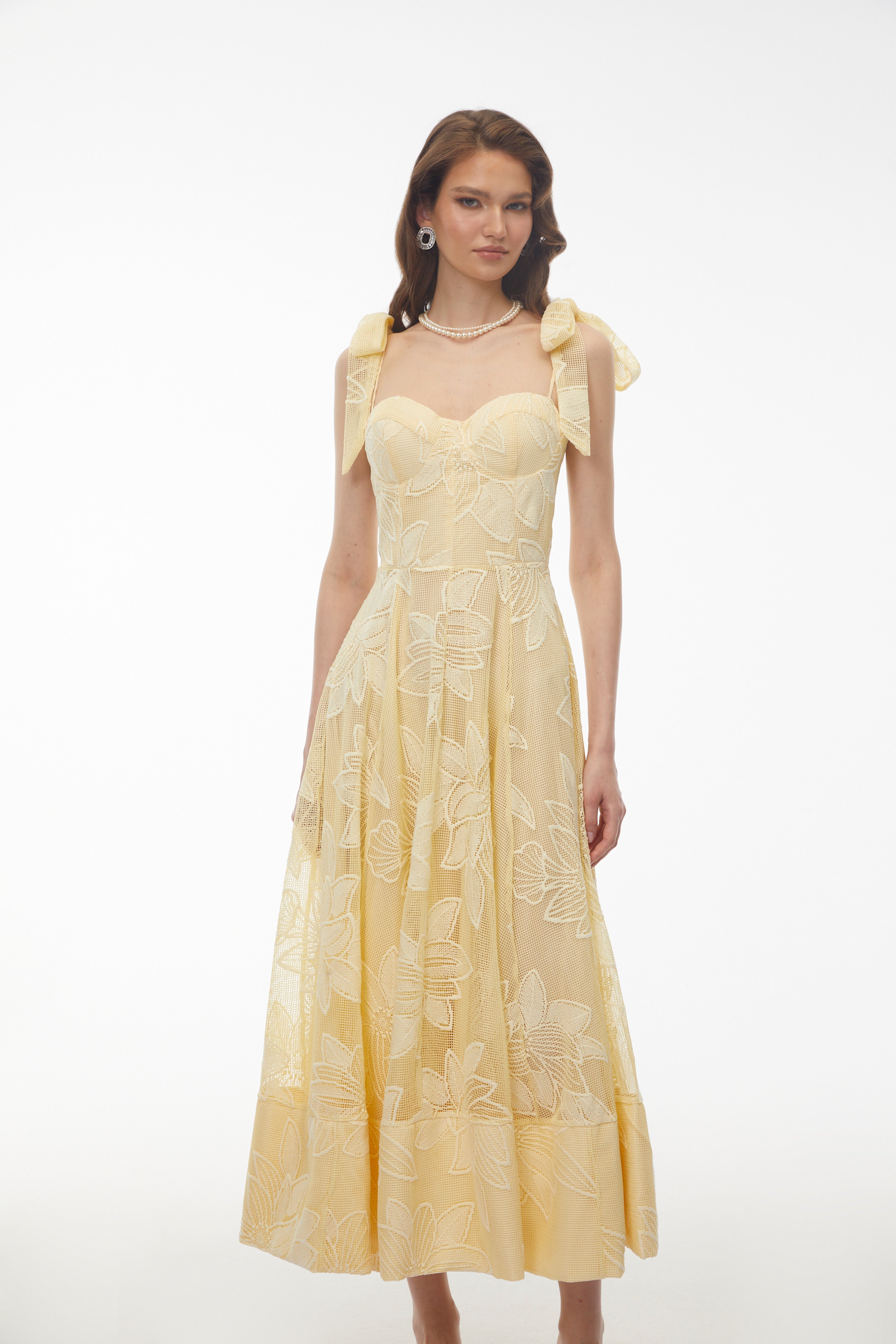 Robe longue Doris jaune beurre à motif floral brodé