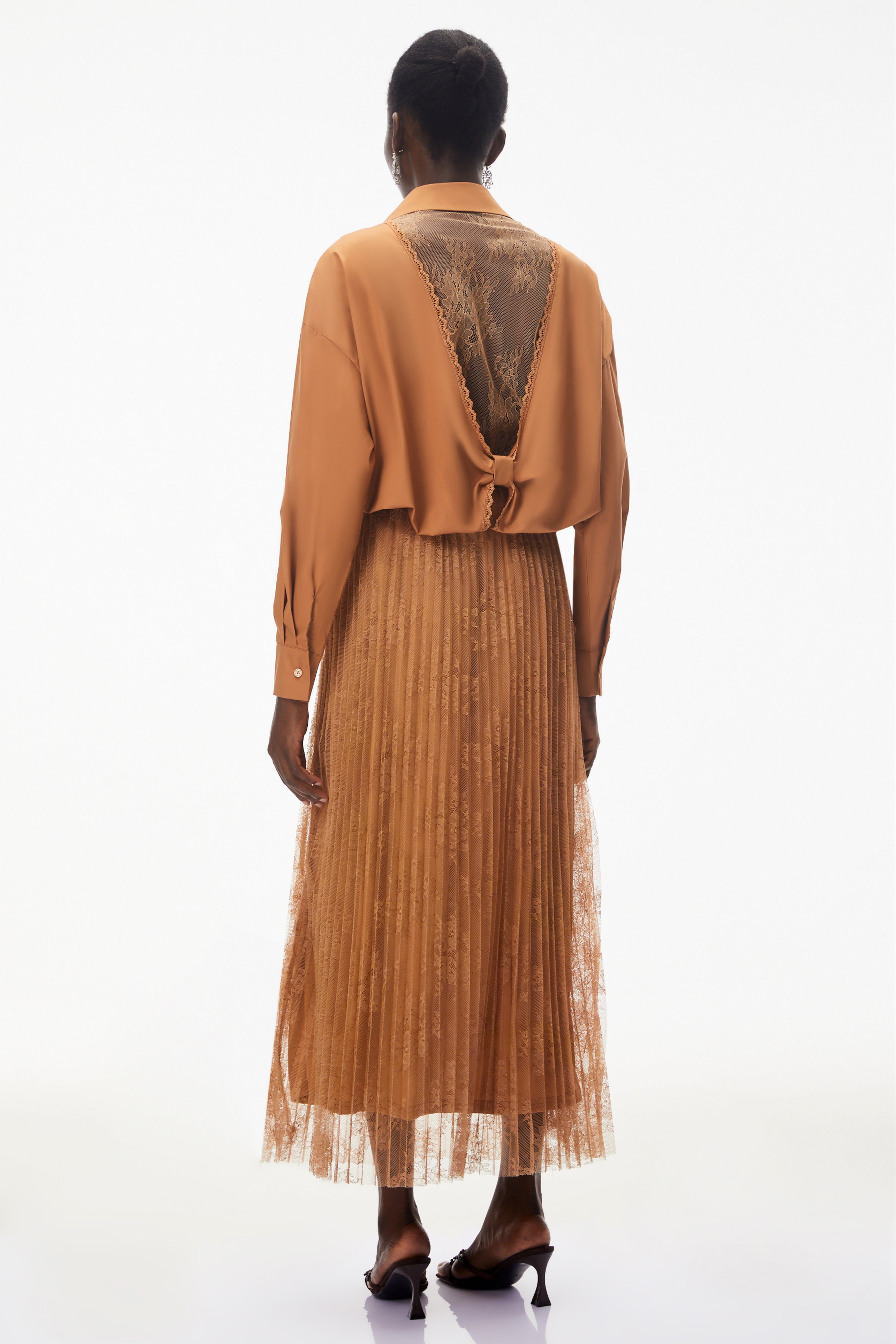 طقم قميص وتنورة بني من Dryope بأزرار