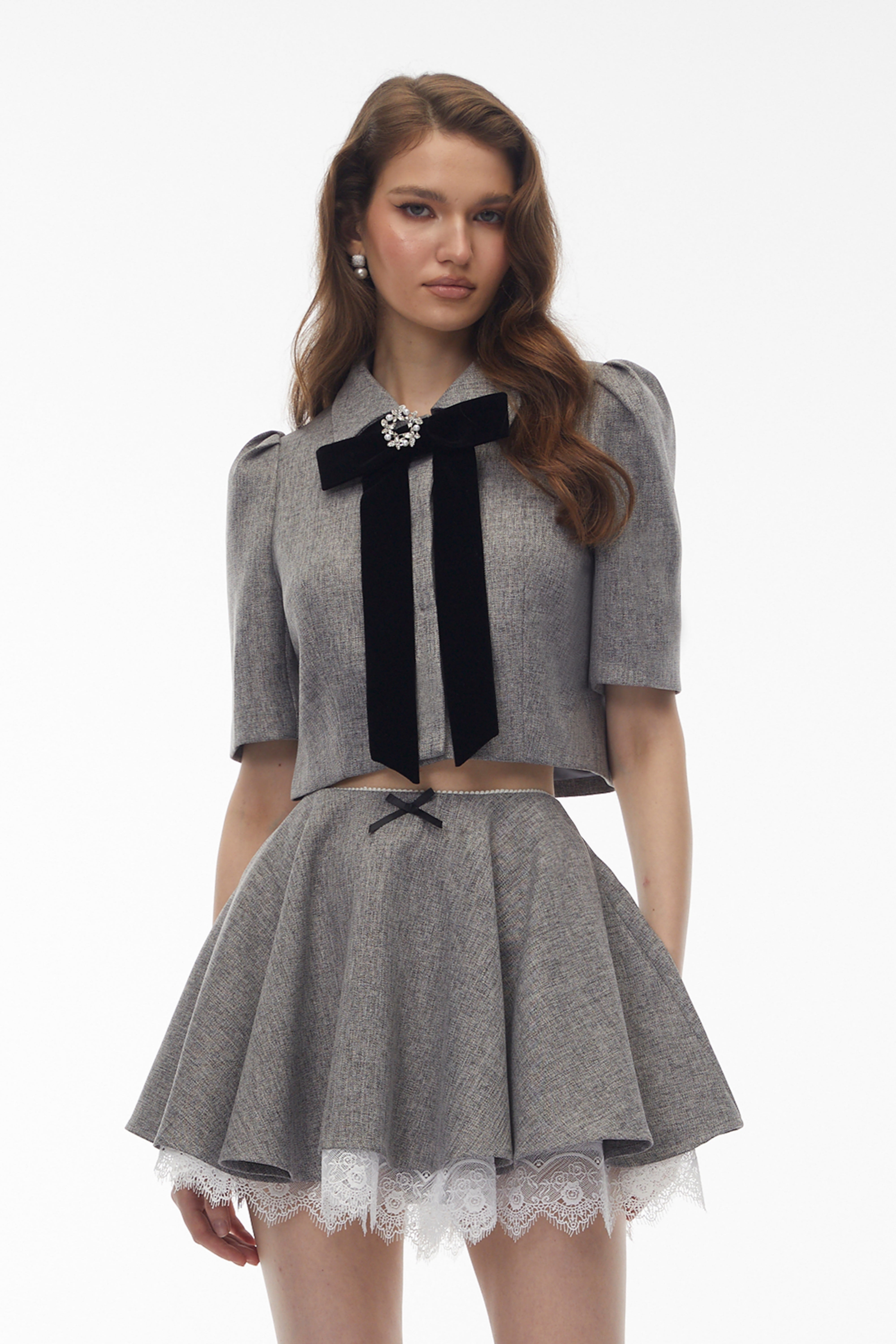 طقم بلوزة وتنورة باللون الرمادي من ماركة Echidna، مزين بحواف من الدانتيل وعقدة