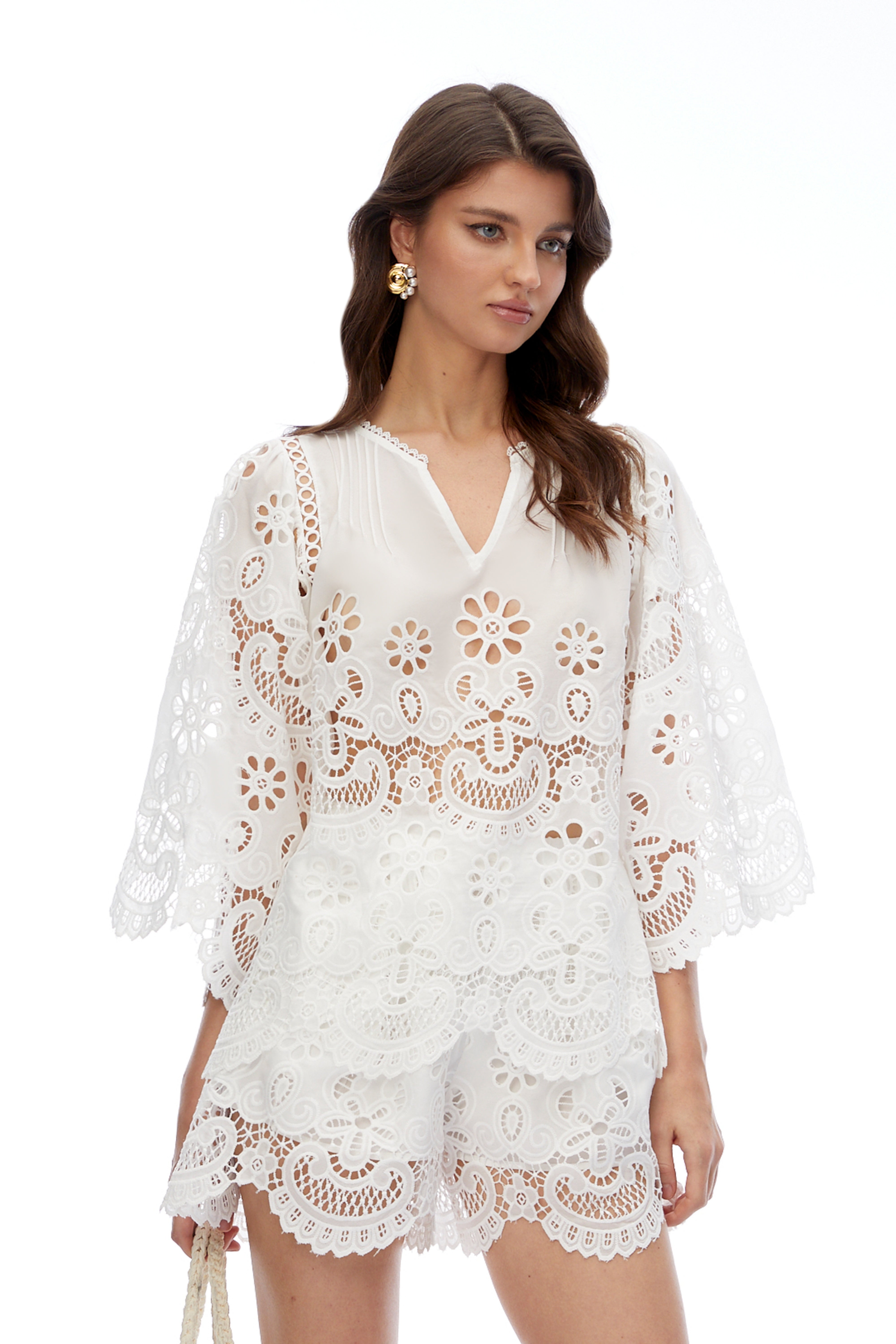 Ensemble Itziar : haut en dentelle à col en V et short blanc avec découpes