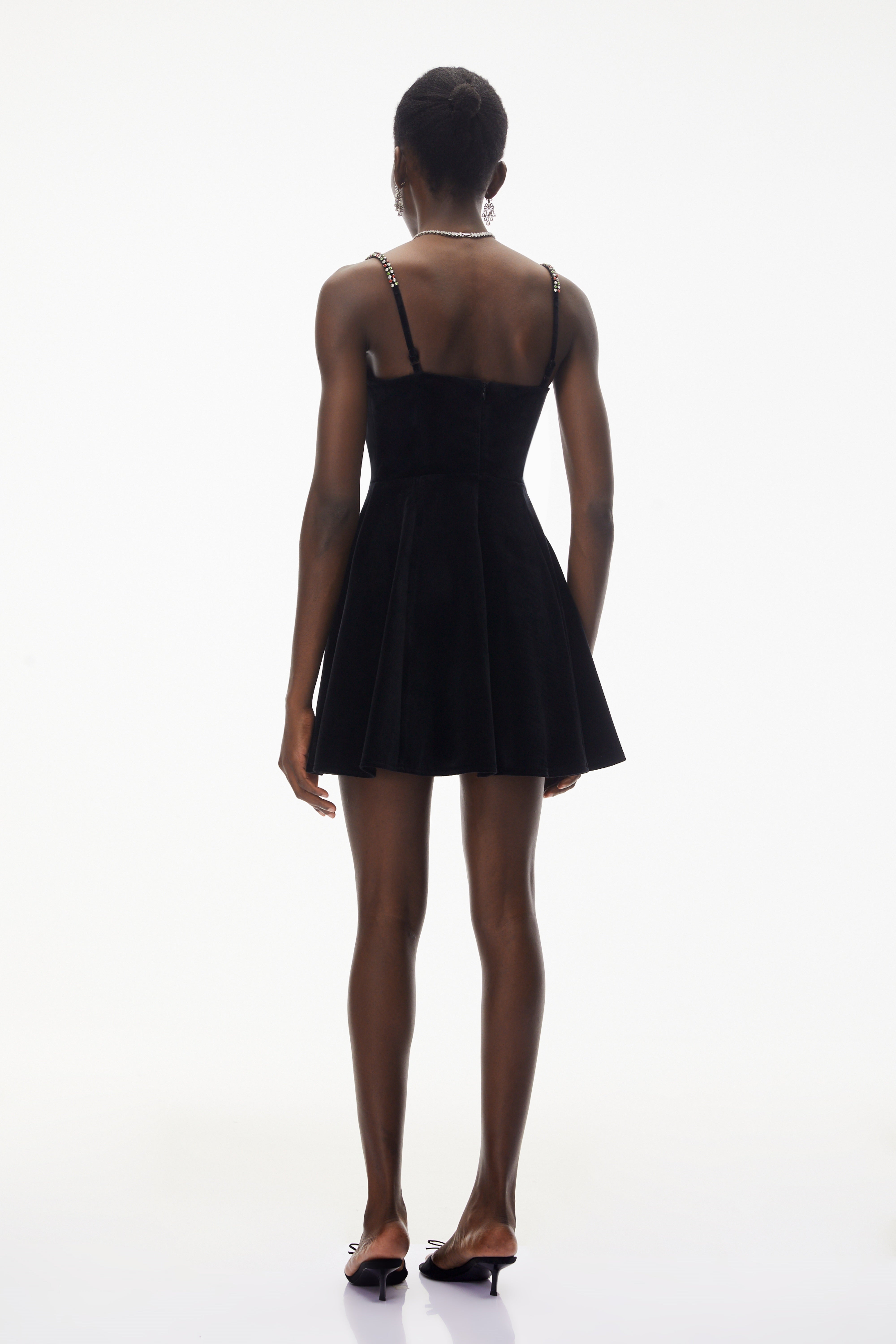 فستان قصير من إليترا باللون الأسود، مكشوف الكتفين ومزين