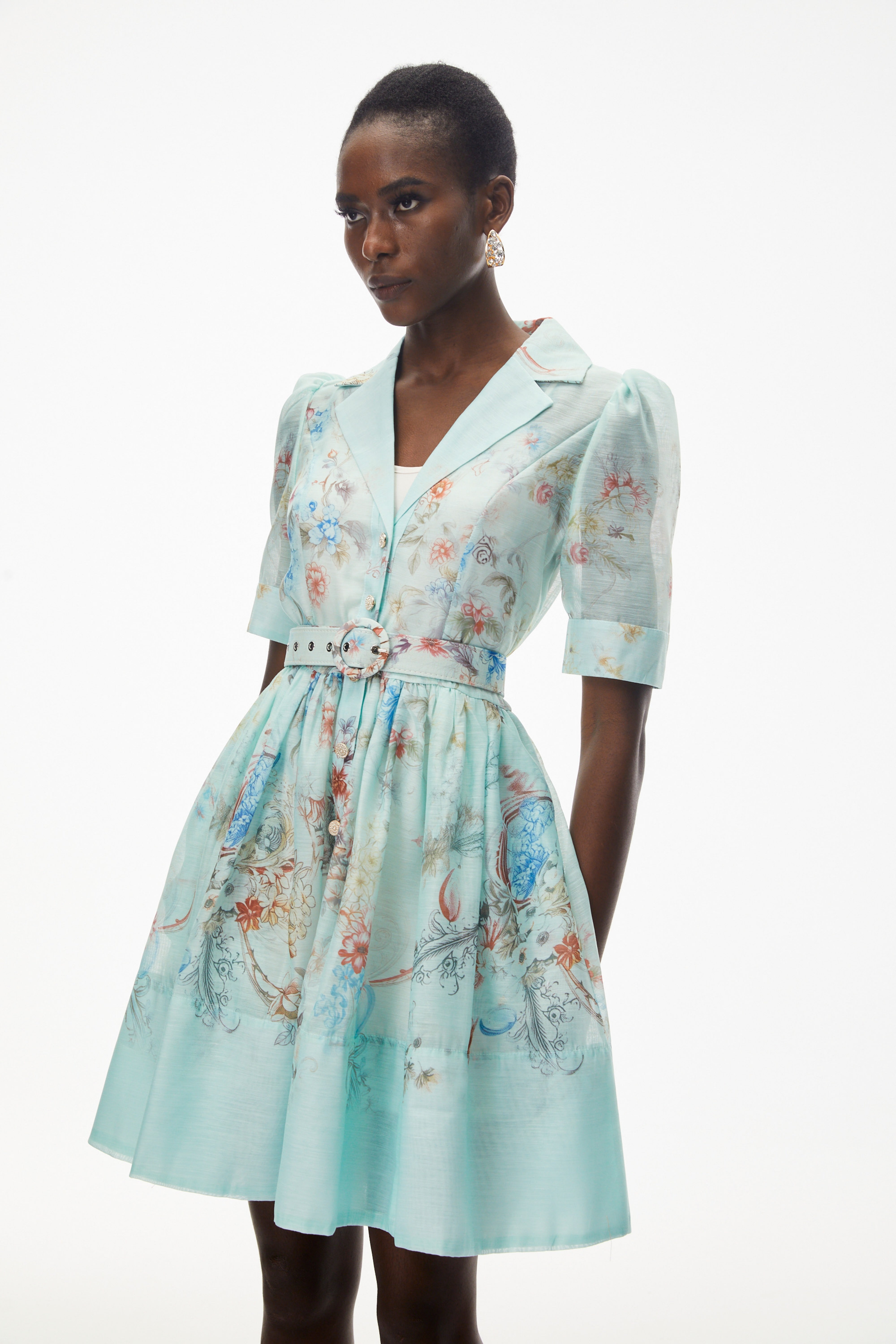 فستان قصير من "إليشيفا" باللون الأخضر الفاتح بنقشة زهور