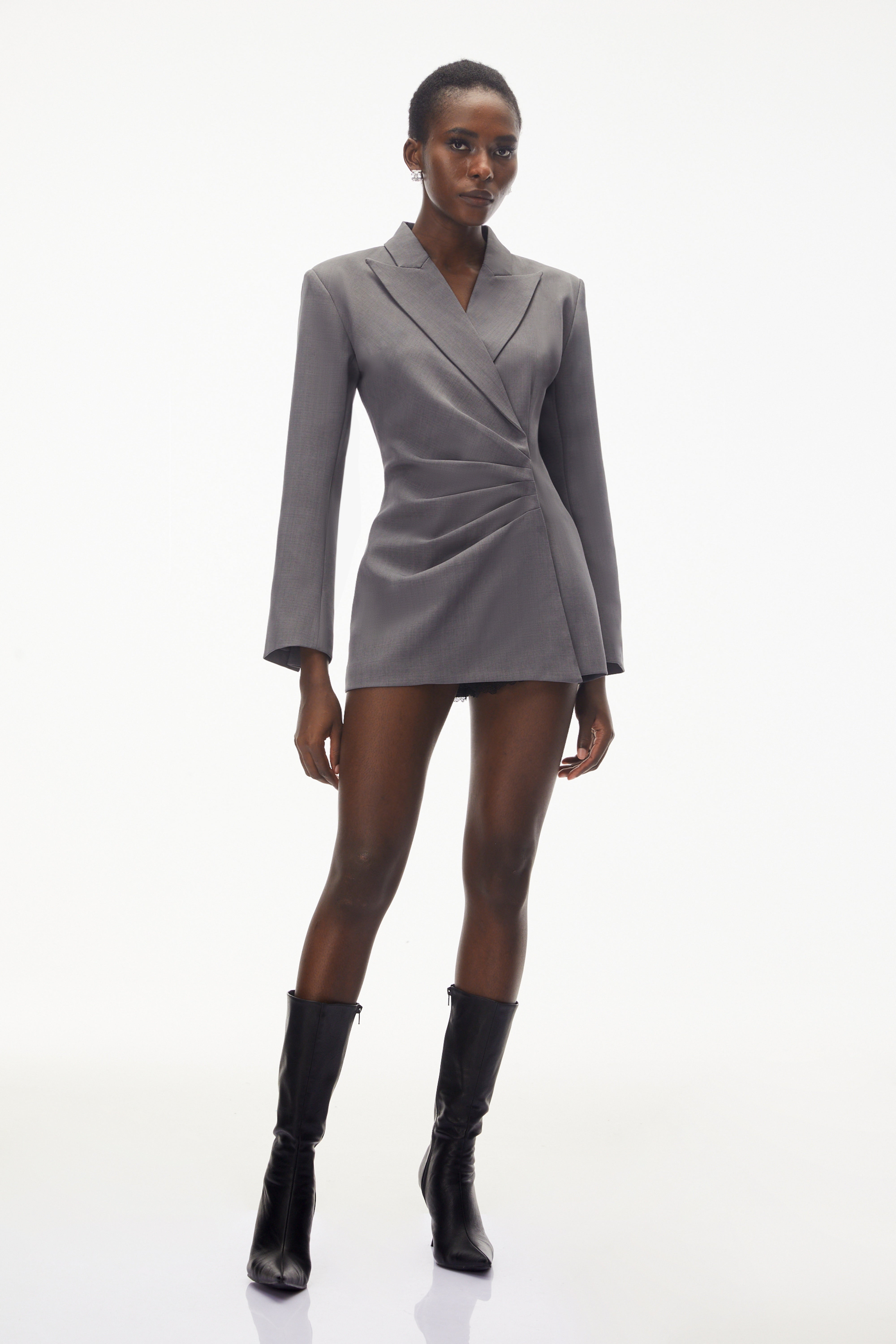 سترة «إليزا غراي» غير المتناسقة ذات الكسرات