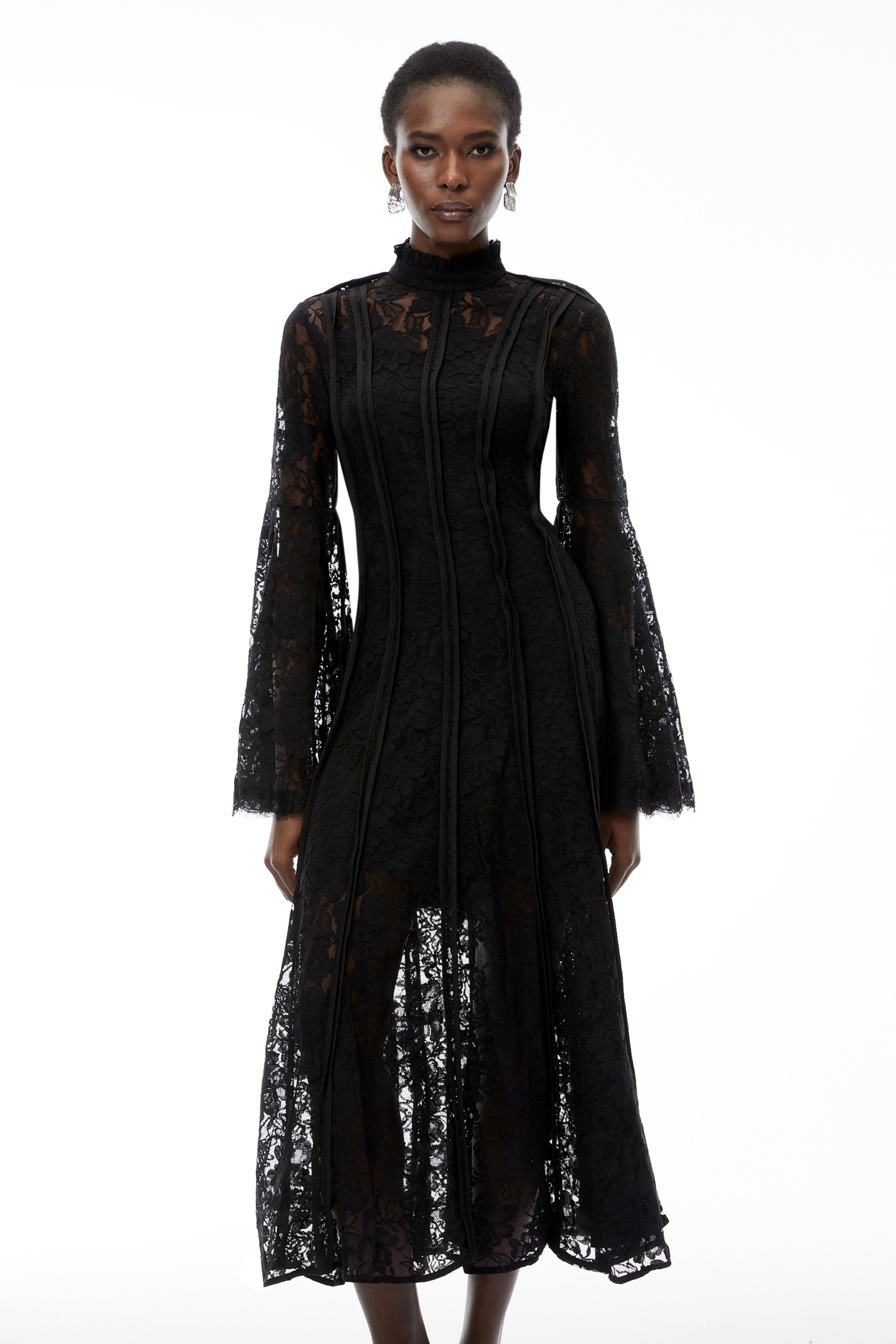 فستان ميدي من Elodiea باللون الأسود مع دانتيل زهري وأكمام واسعة