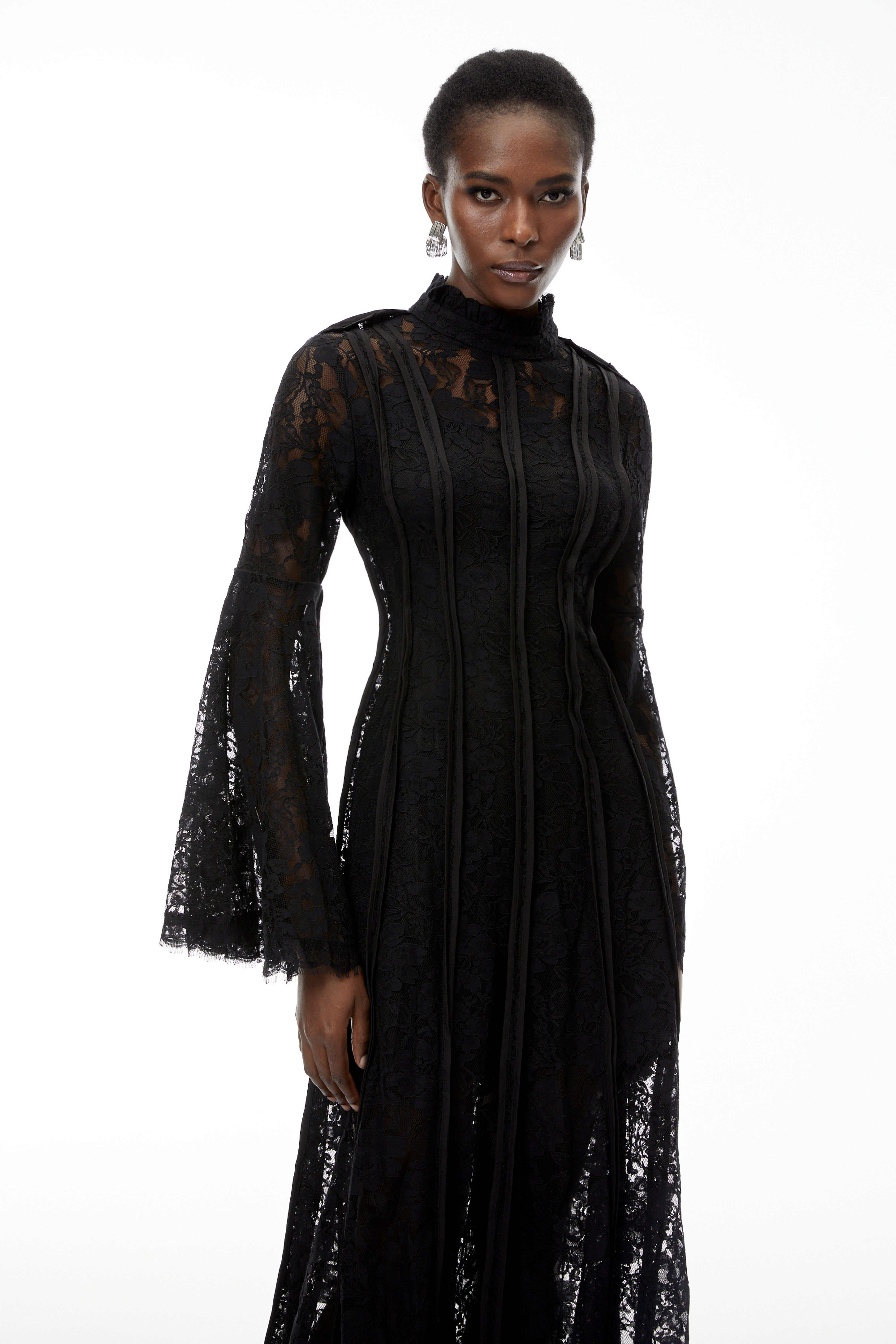 فستان ميدي من Elodiea باللون الأسود مع دانتيل زهري وأكمام واسعة