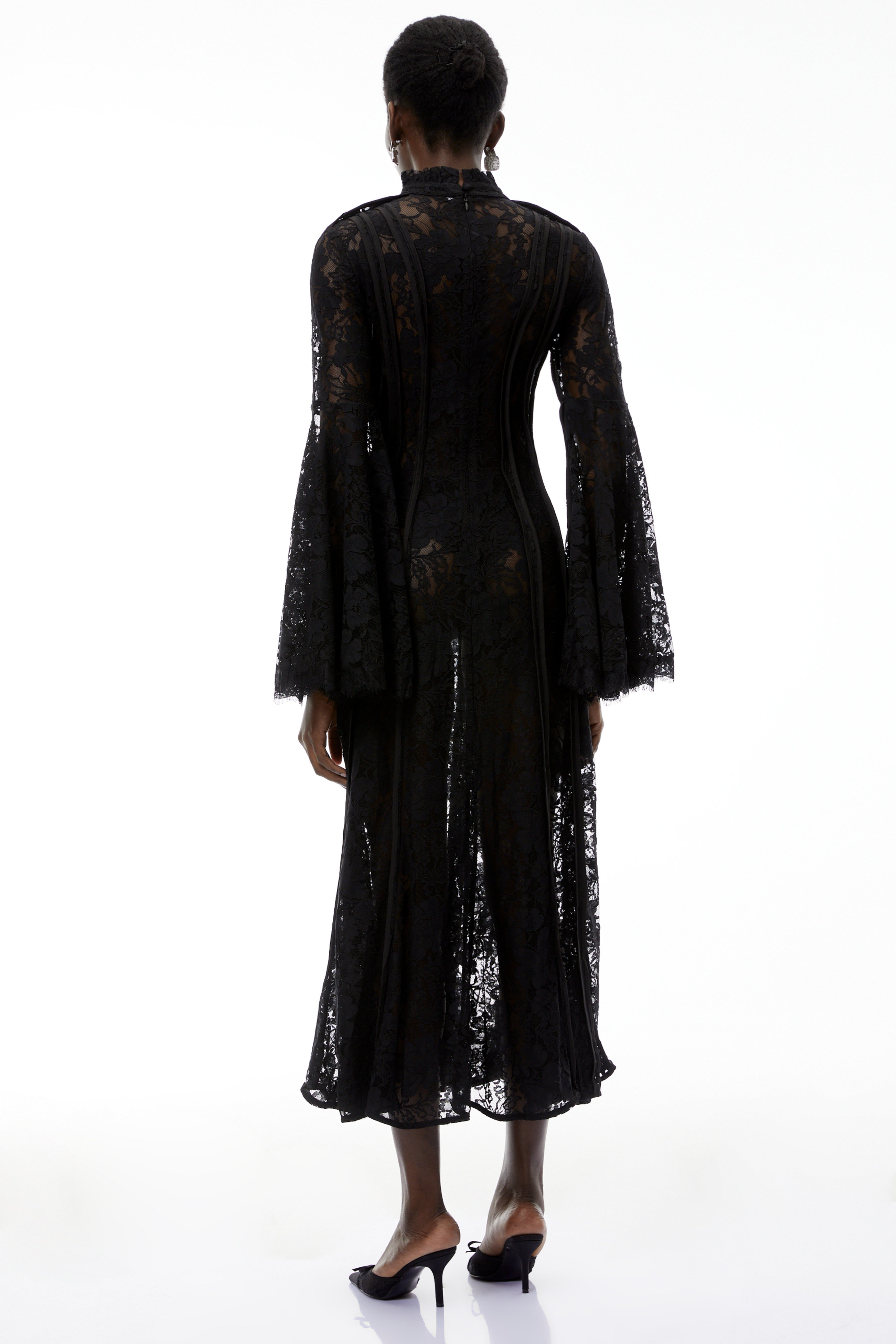 فستان ميدي من Elodiea باللون الأسود مع دانتيل زهري وأكمام واسعة