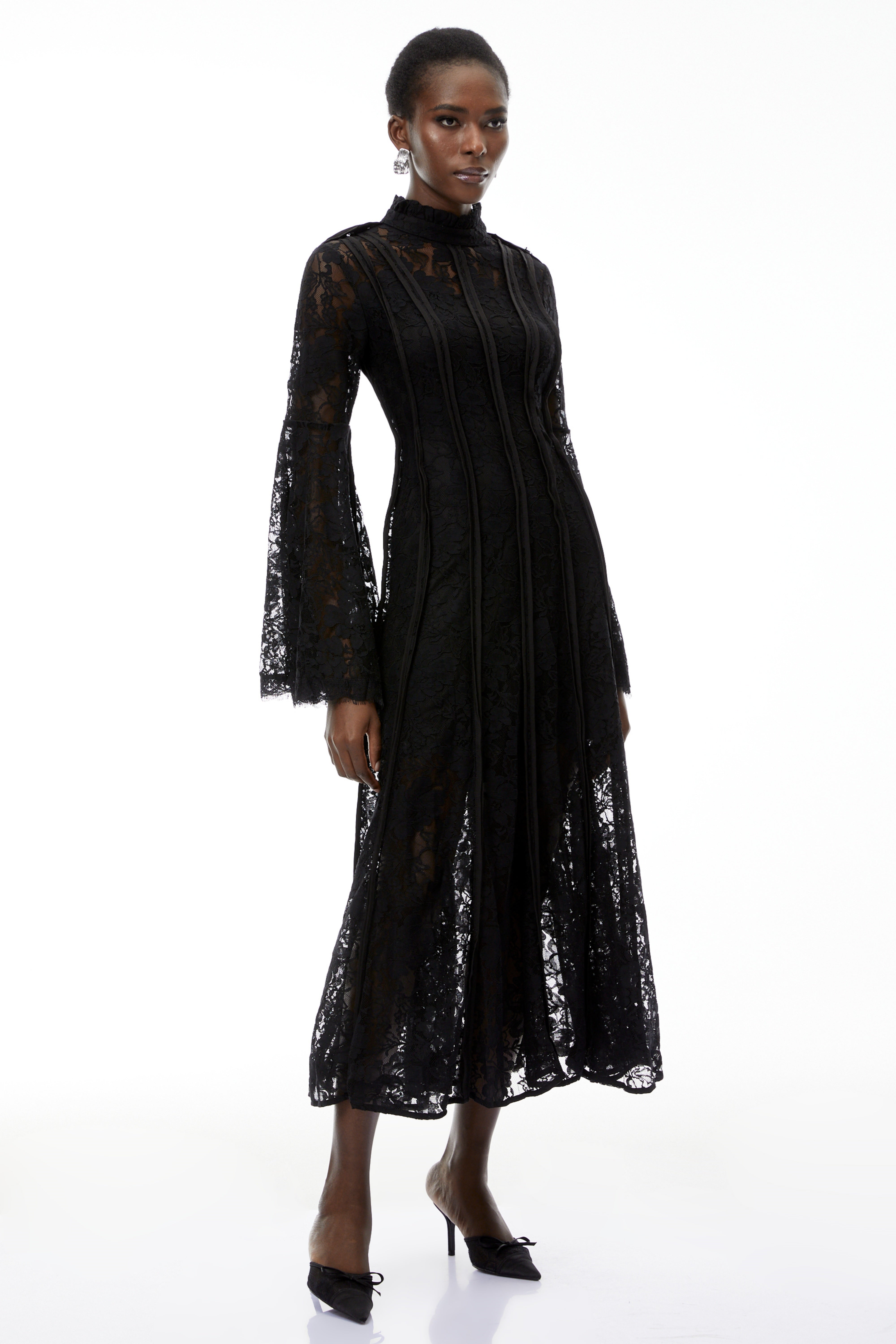 فستان ميدي من Elodiea باللون الأسود مع دانتيل زهري وأكمام واسعة