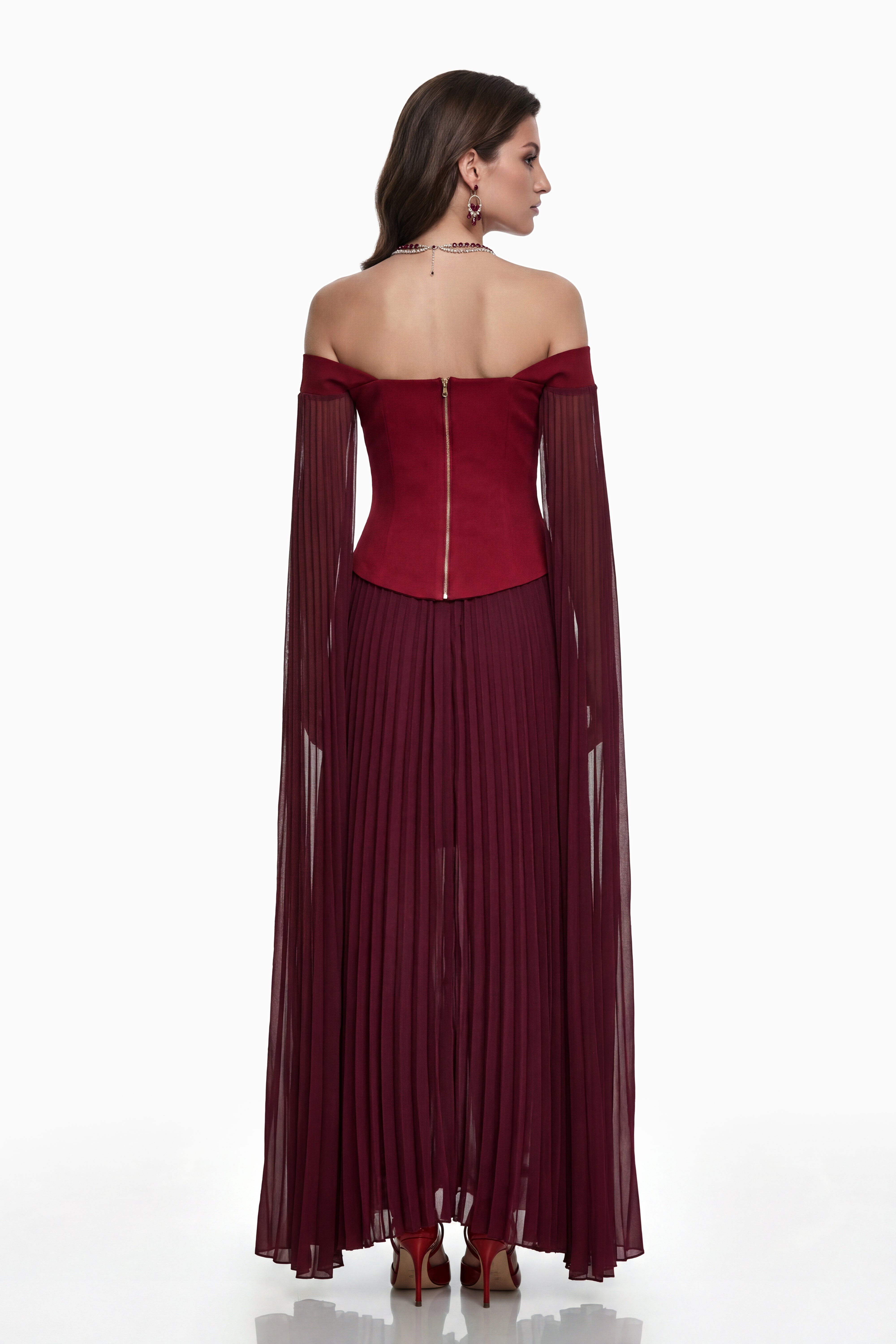 طقم من بلوزة "إلوينا" باللون الأحمر ذات الأكتاف المكشوفة وتنورة مطوية