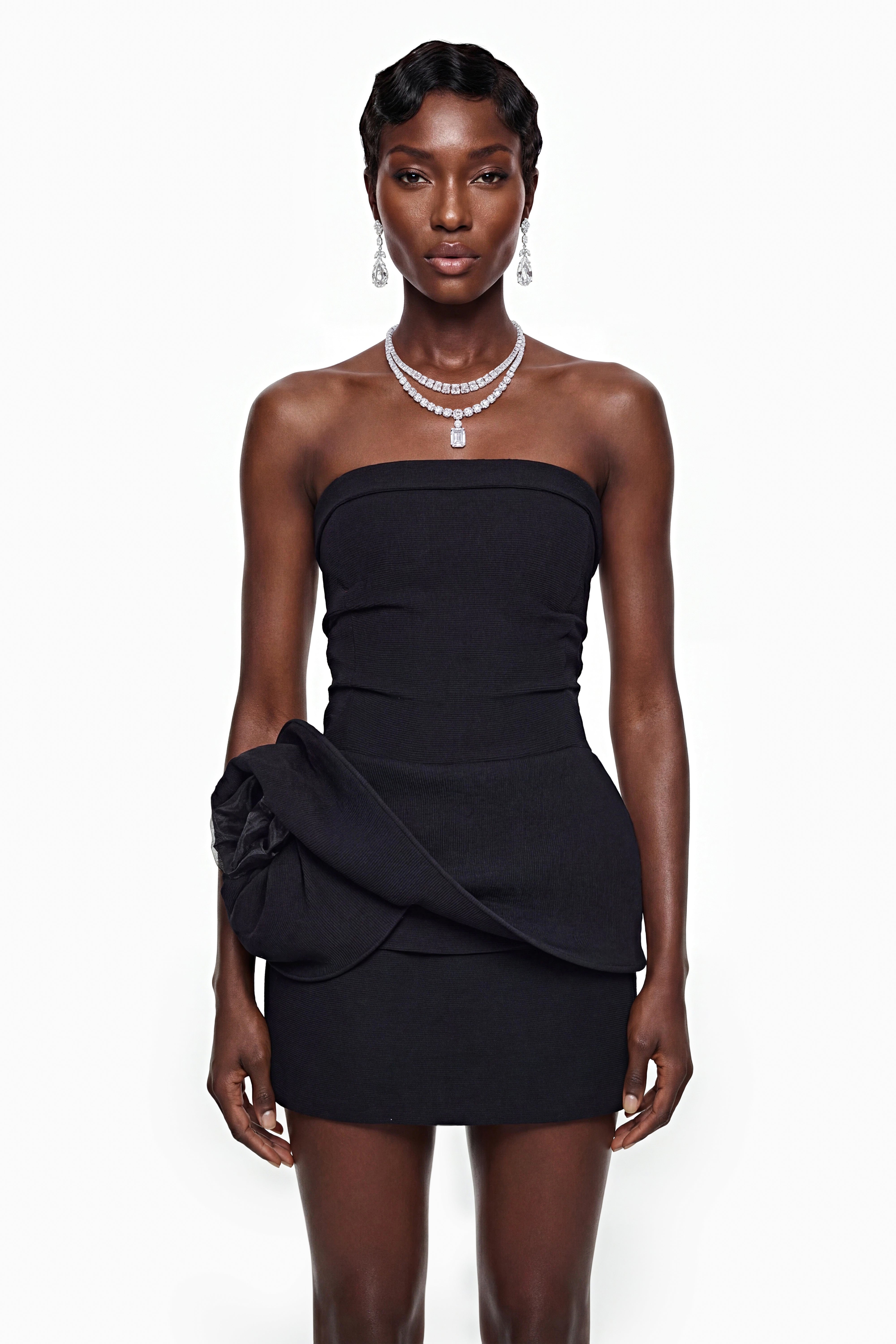 فستان قصير بكورسيه وكتفين مكشوفين من Elsie Black