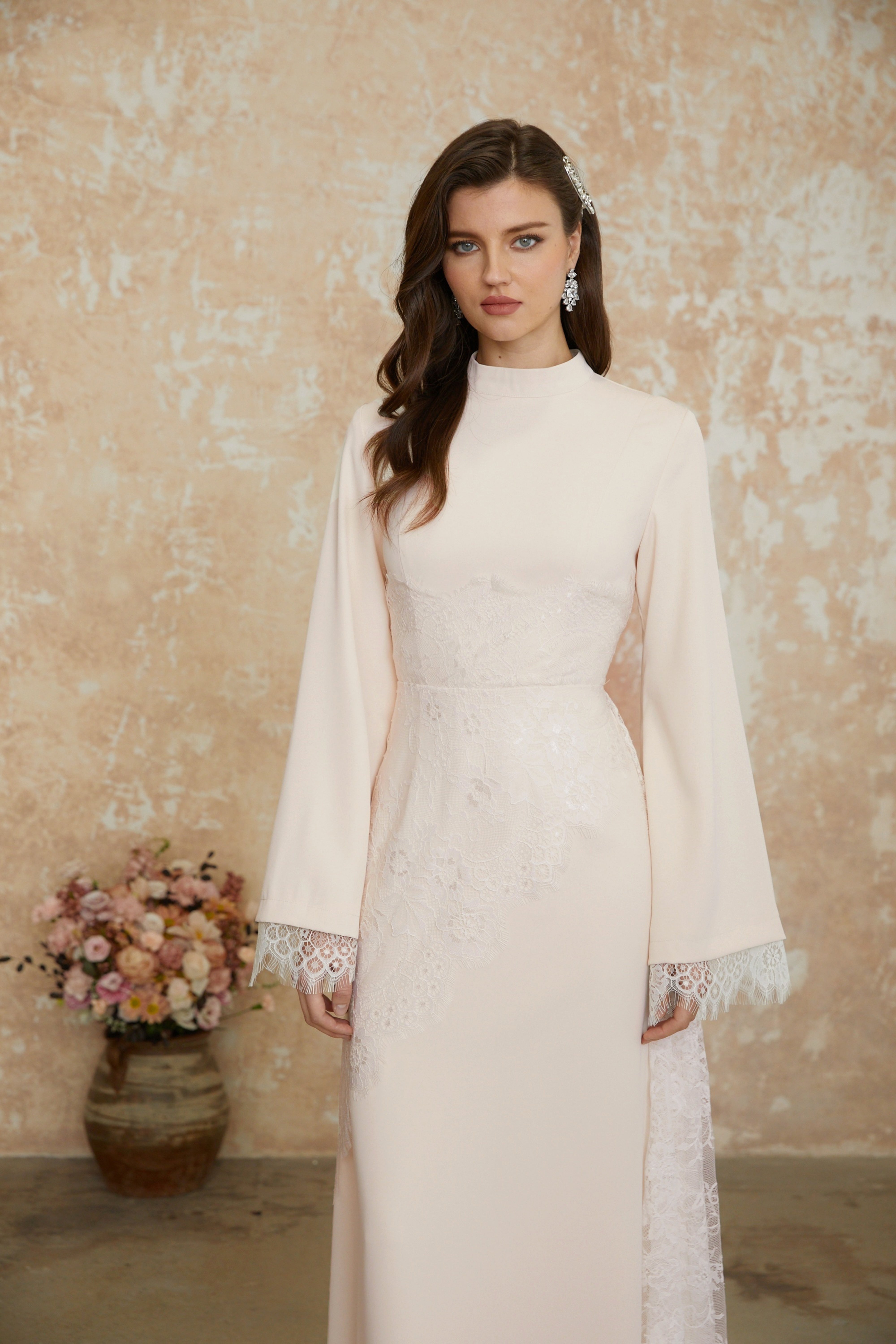 Robe longue asymétrique en dentelle à motifs floraux Elysia White