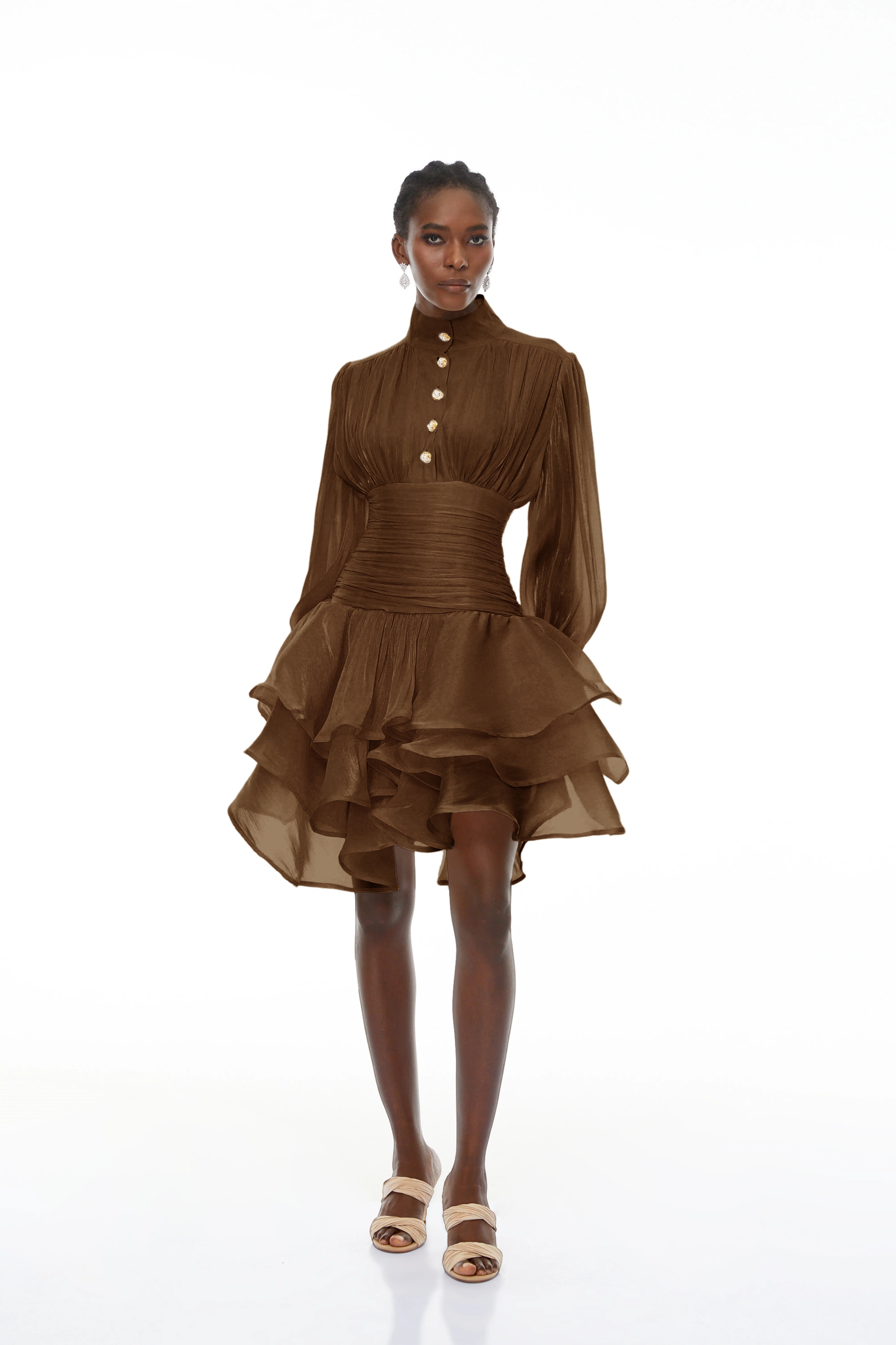 فستان قصير بياقة عالية وتفاصيل مكشكشة من Emersyn Brown