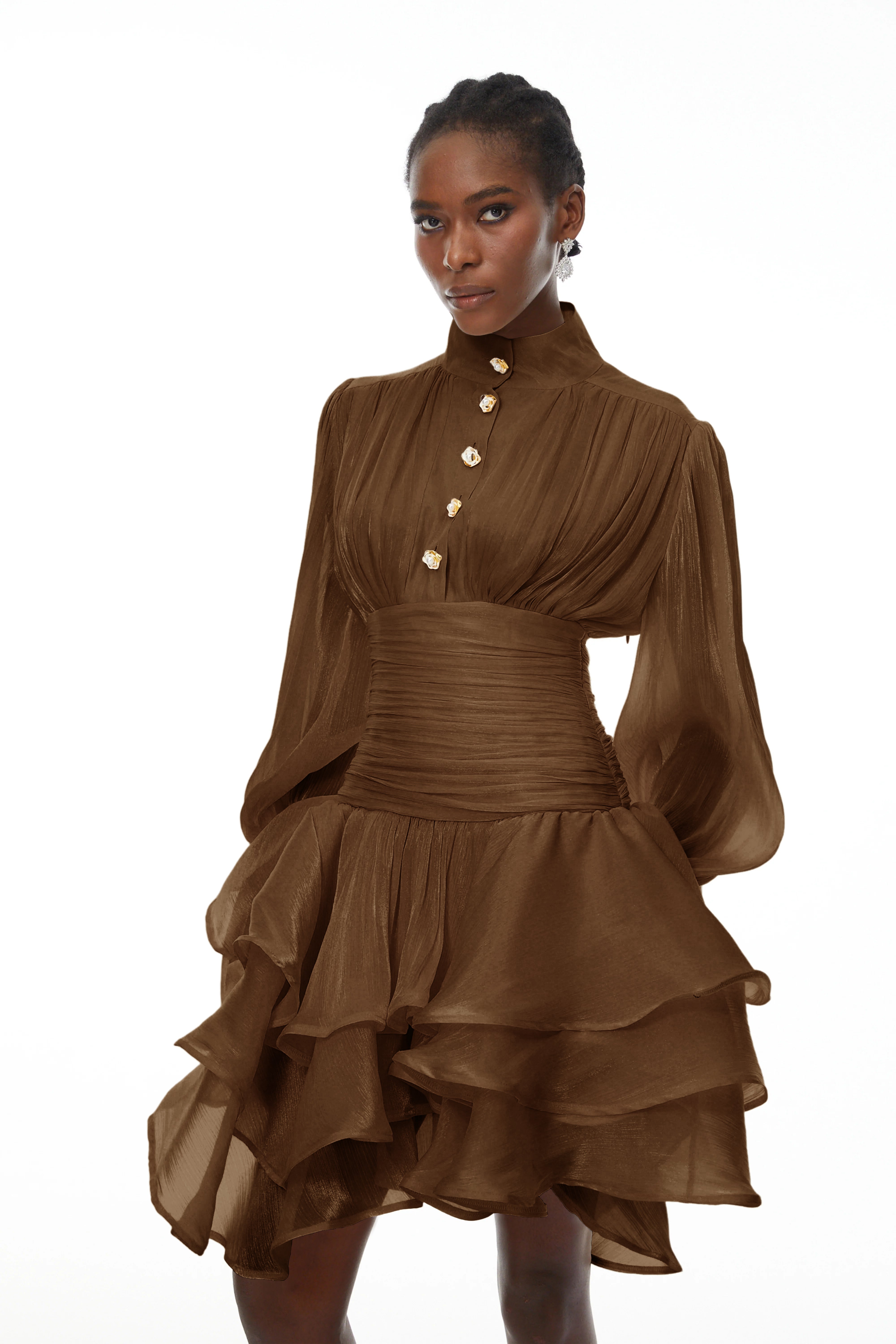 فستان قصير بياقة عالية وتفاصيل مكشكشة من Emersyn Brown