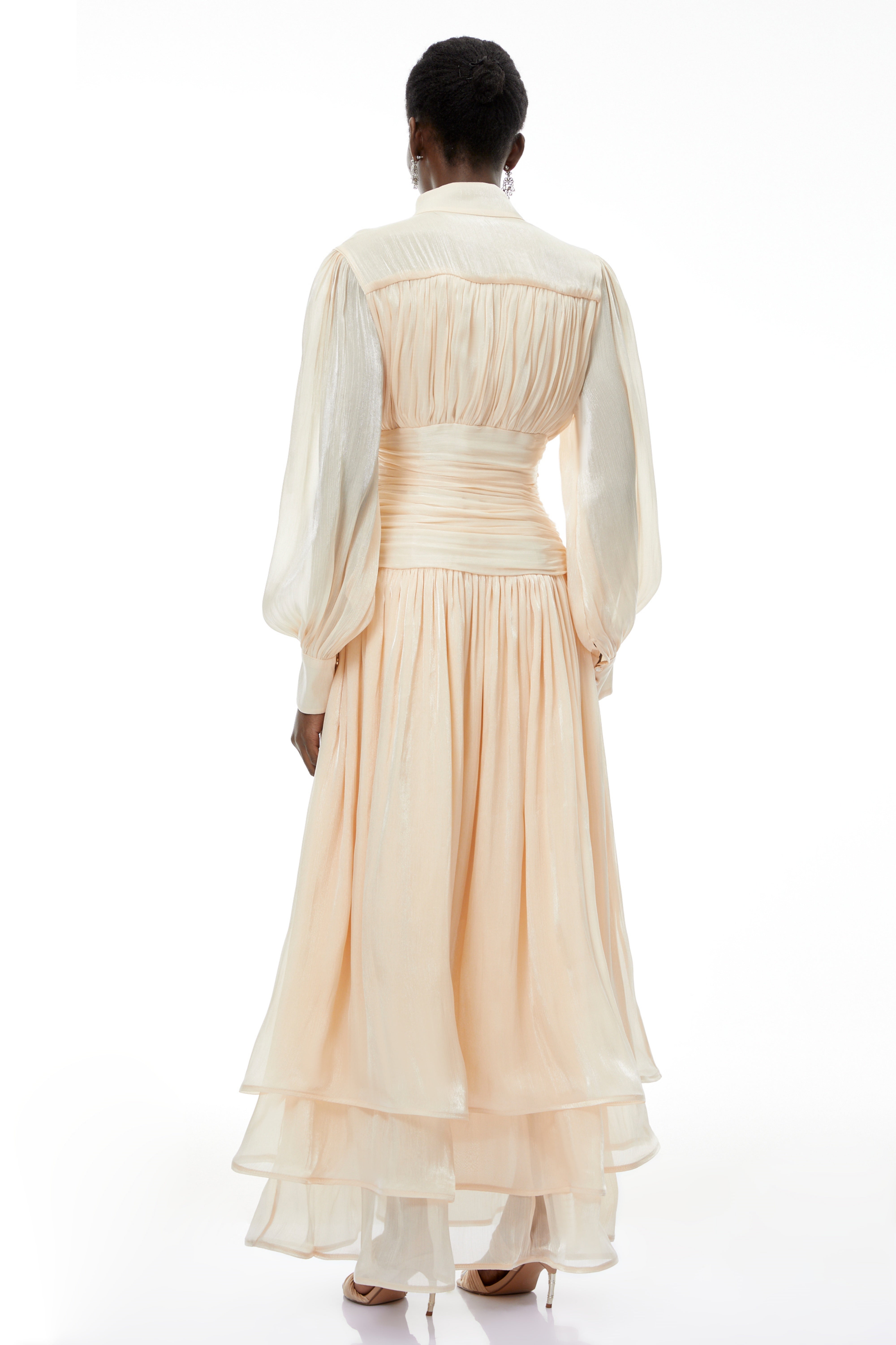 Emersyn Neutrals Maxikleid mit hohem Kragen und Rüschendetails