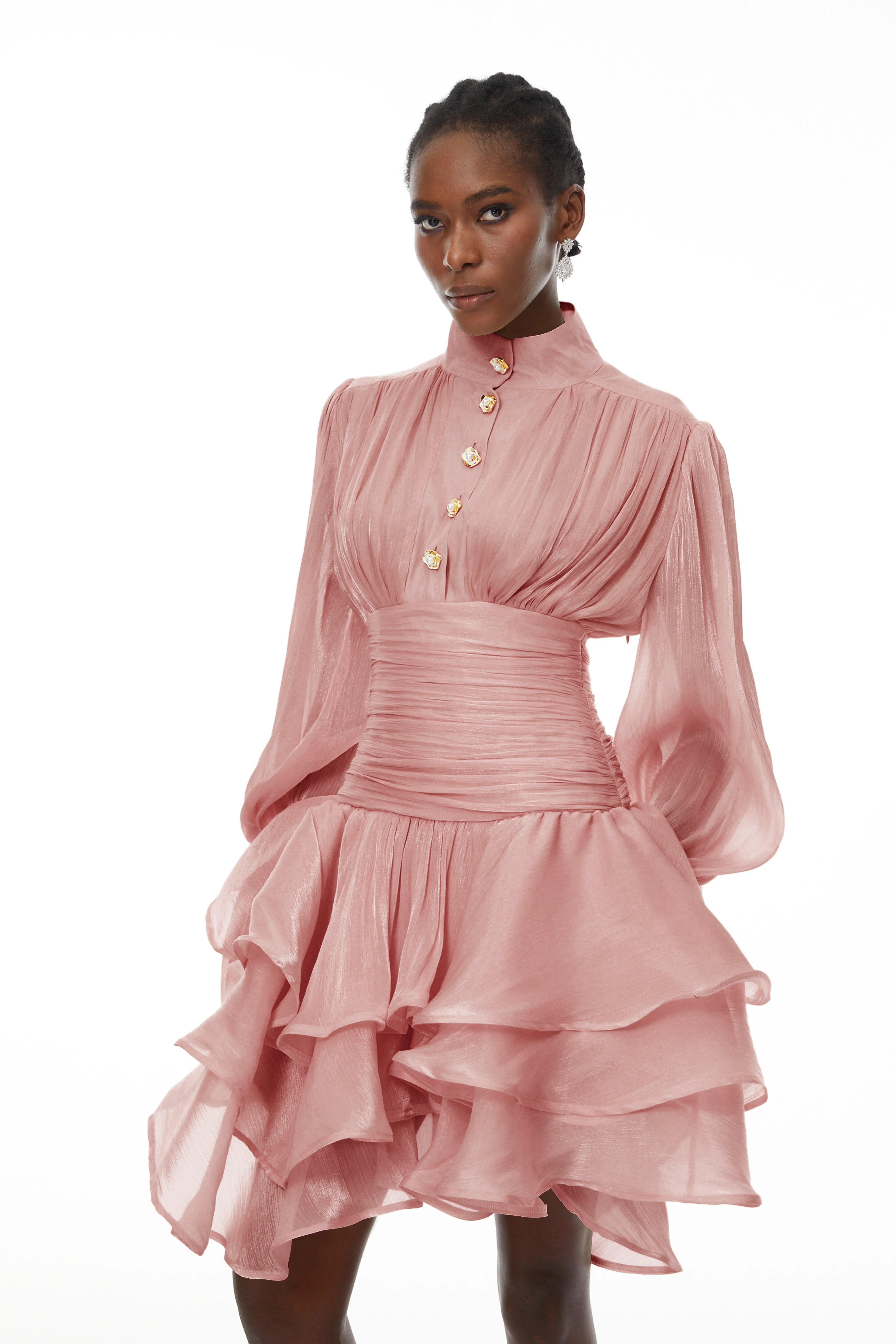 فستان قصير برقبة عالية وتفاصيل مكشكشة من Emersyn باللون الوردي