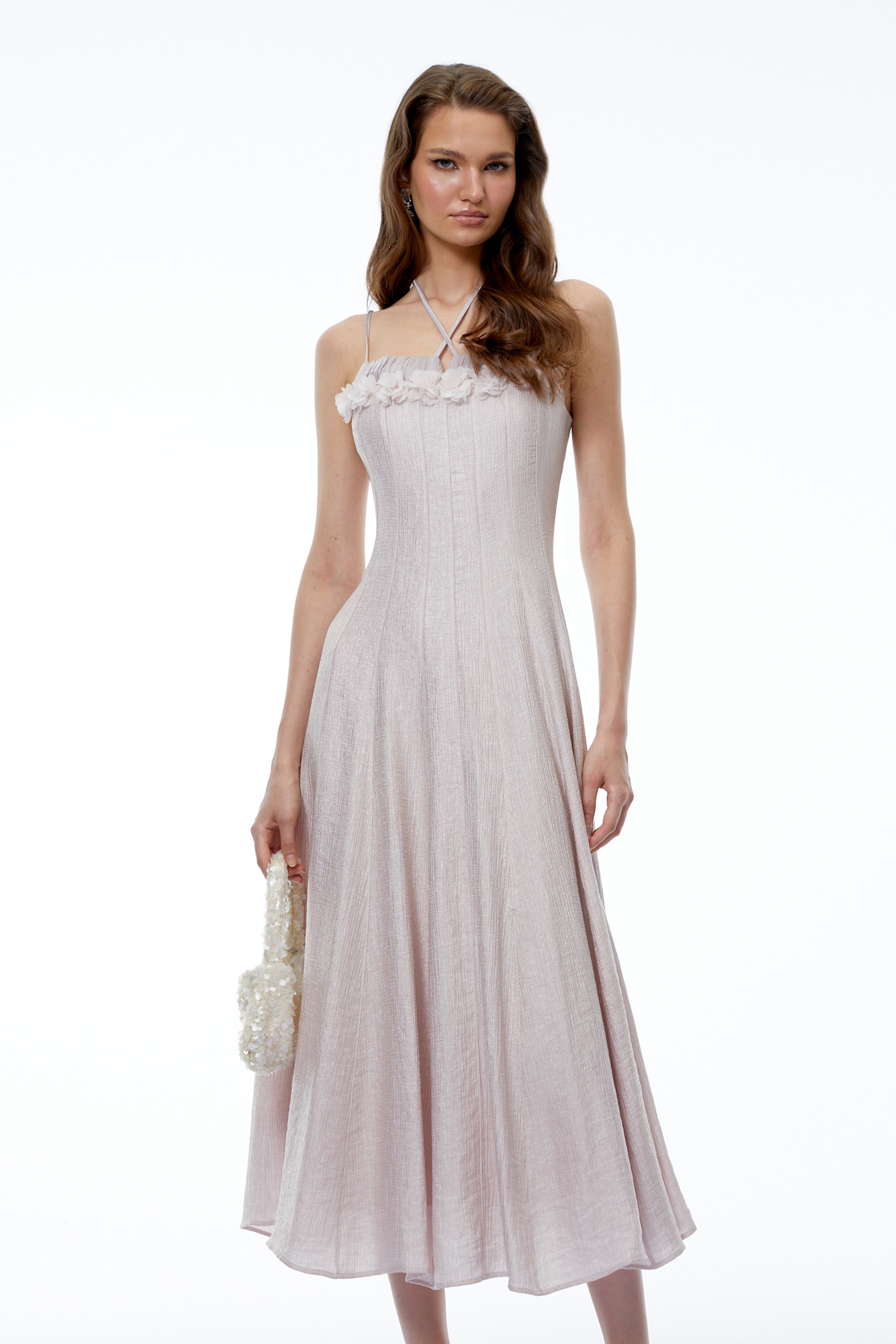 Robe mi-longue Emma violette à dos nu, avec motif floral en 3D et taille cintrée