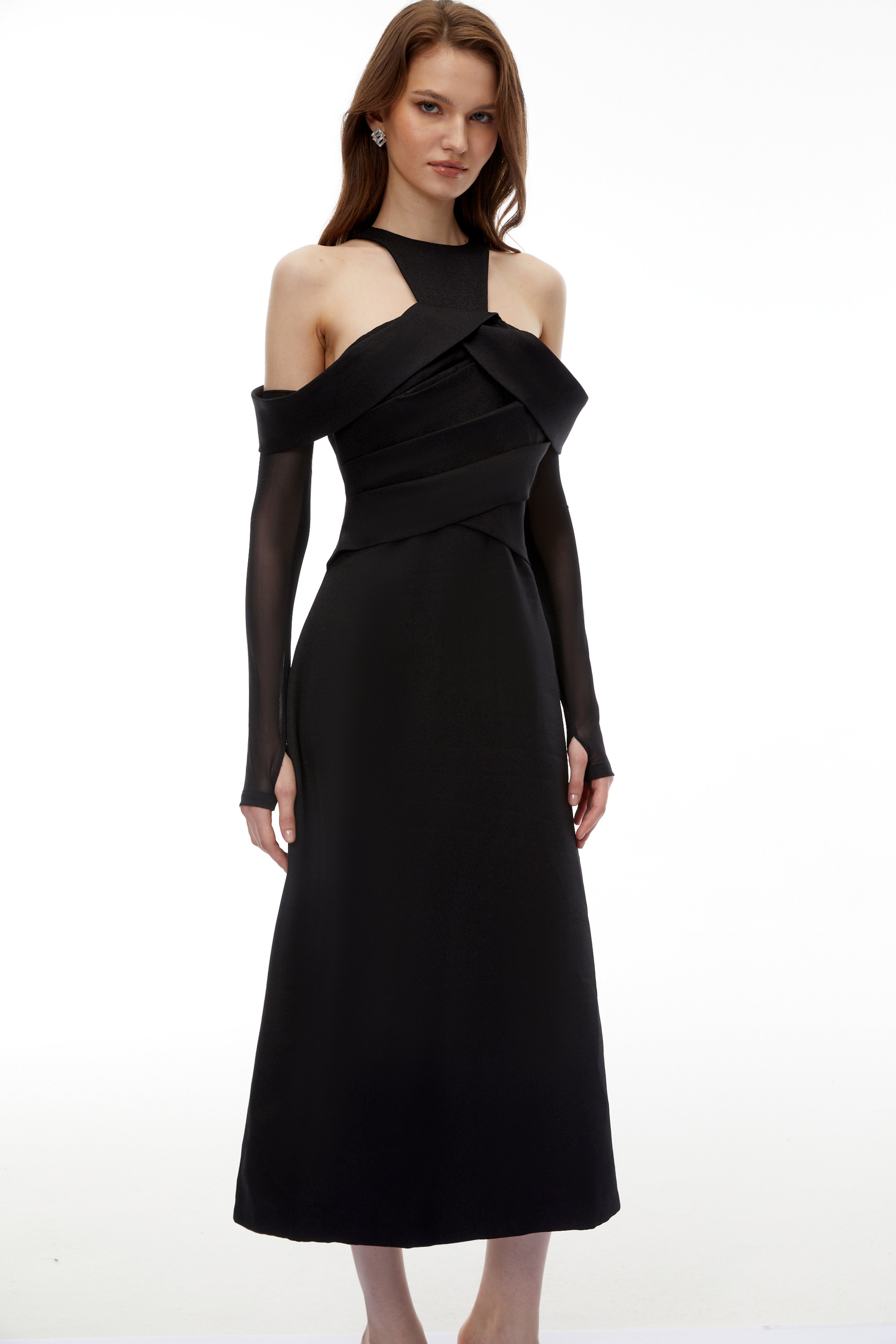 فستان إريكا الأسود بطول متوسط مع أكتاف مكشوفة وكتفين ملفوفين