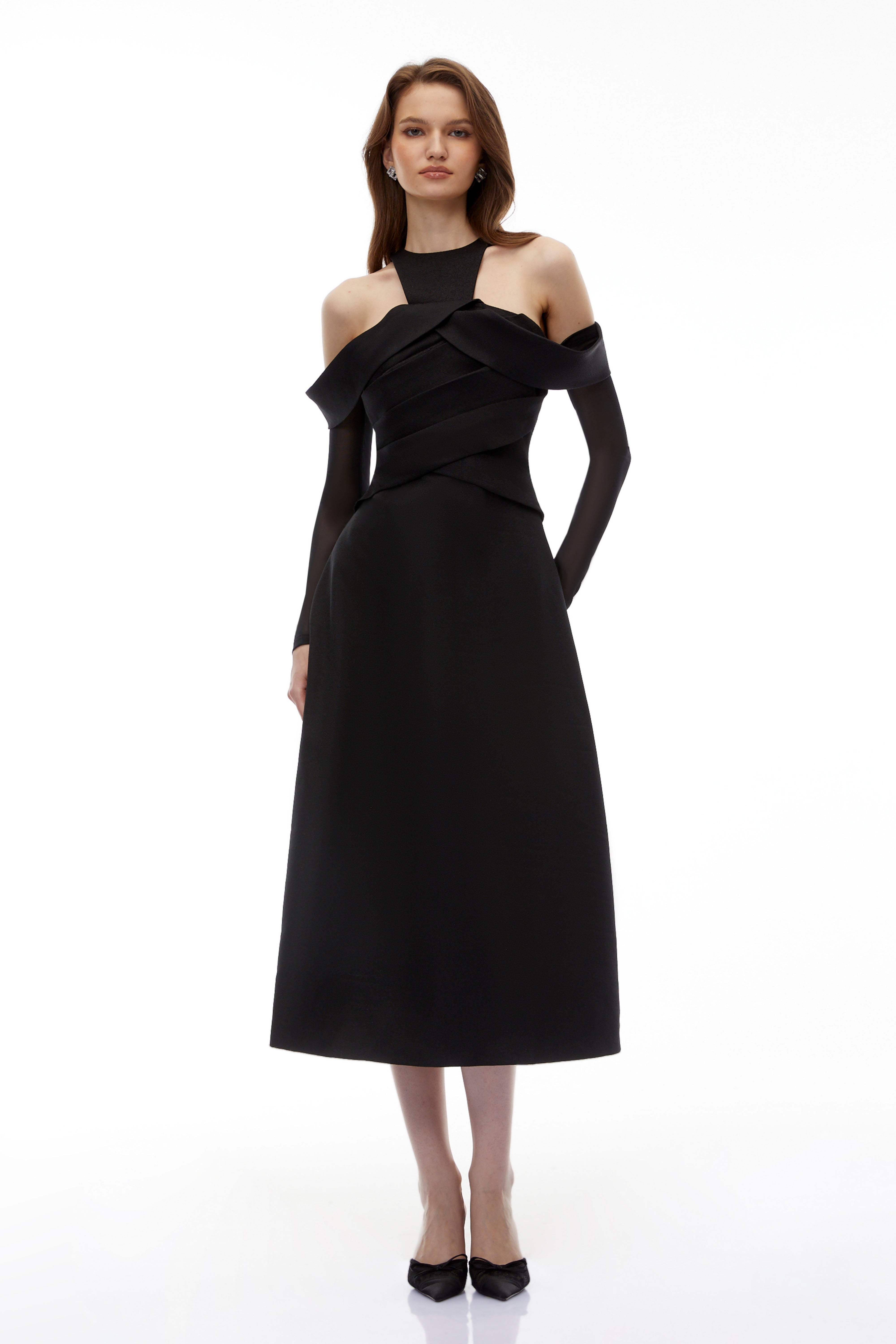 فستان إريكا الأسود بطول متوسط مع أكتاف مكشوفة وكتفين ملفوفين