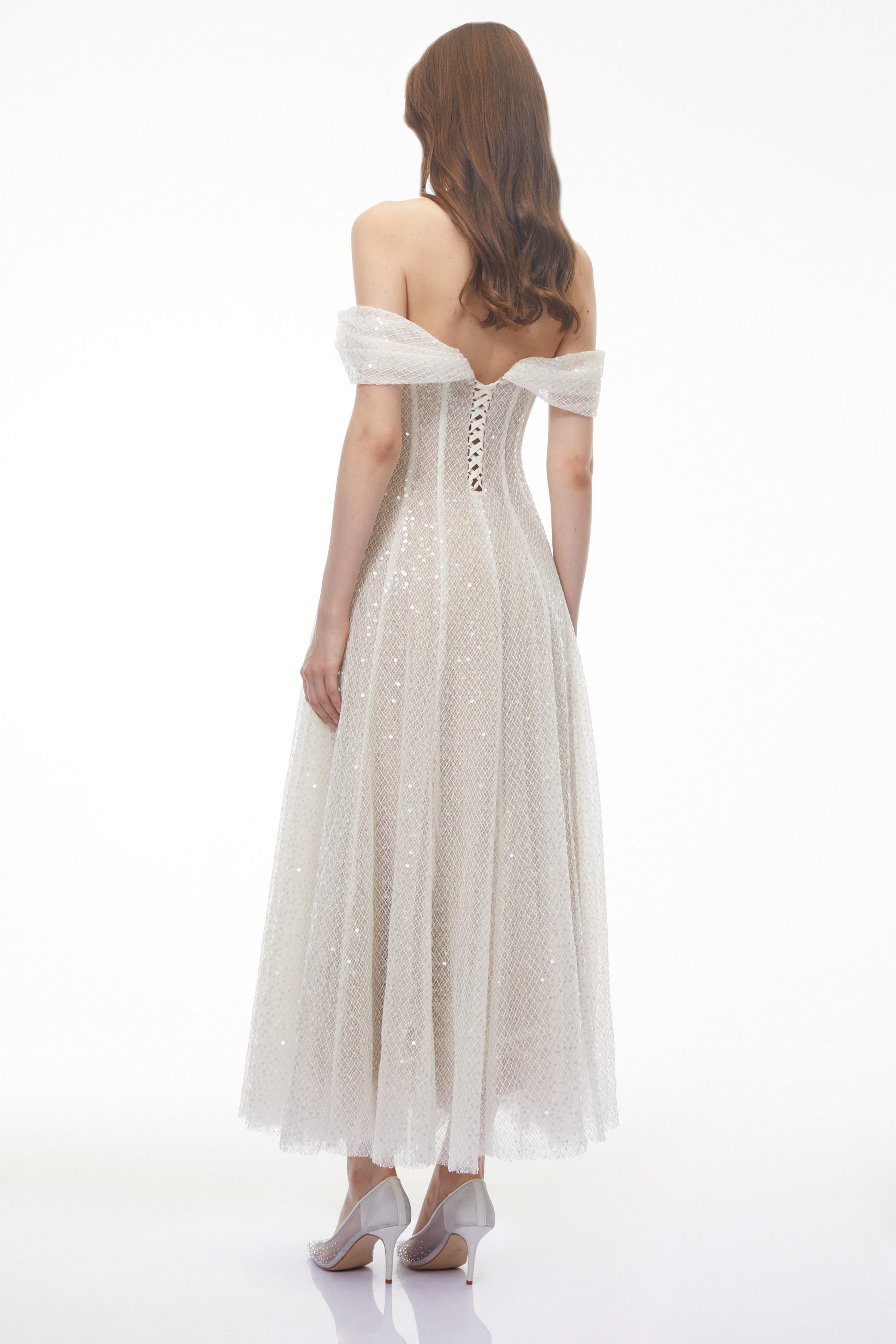 Robe trapèze à paillettes blanches, épaules dénudées, avec motif en losanges