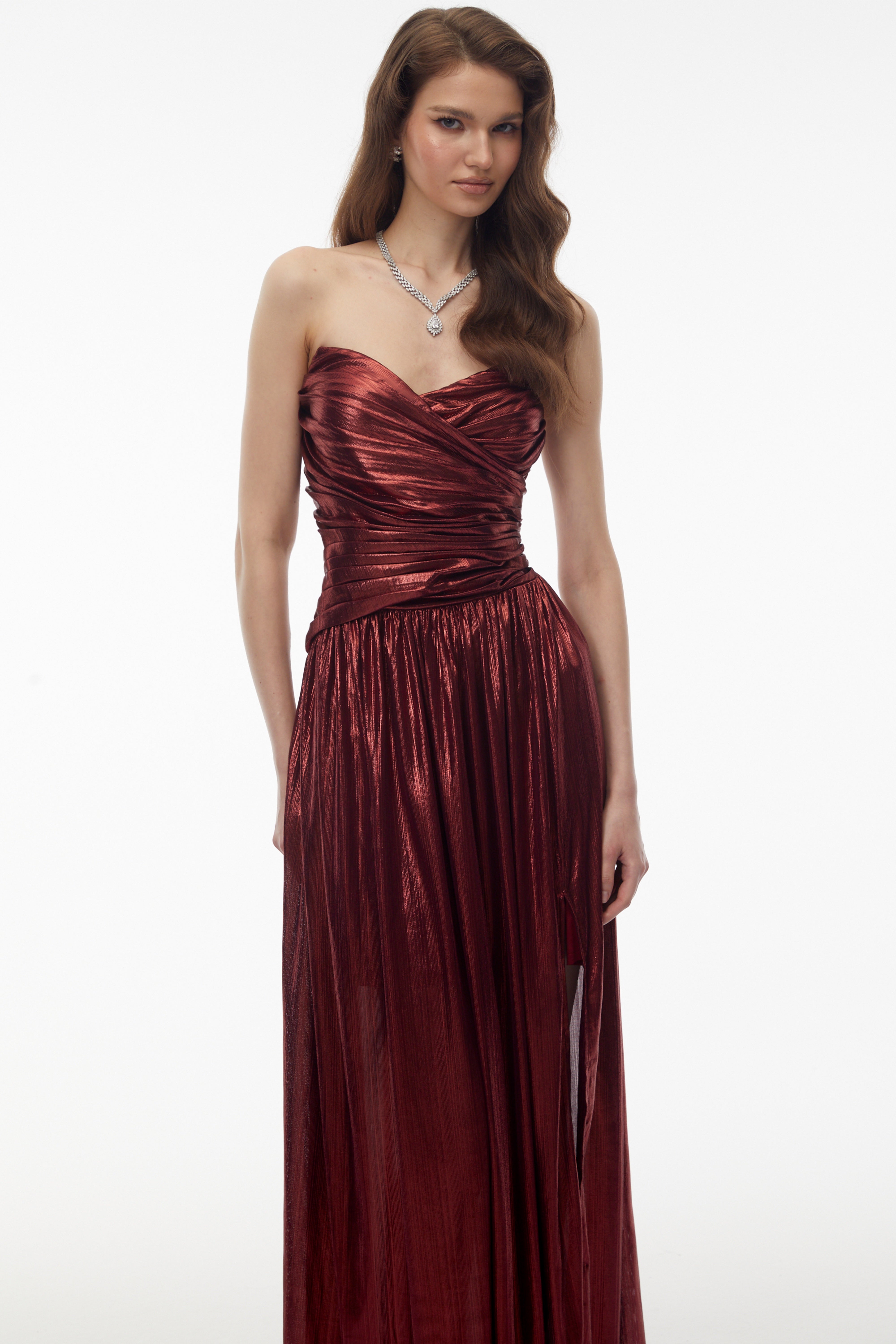 فستان ماكسي أحمر من Eurydice بكتفين مكشوفين وكتفين مزركشين وشق طويل