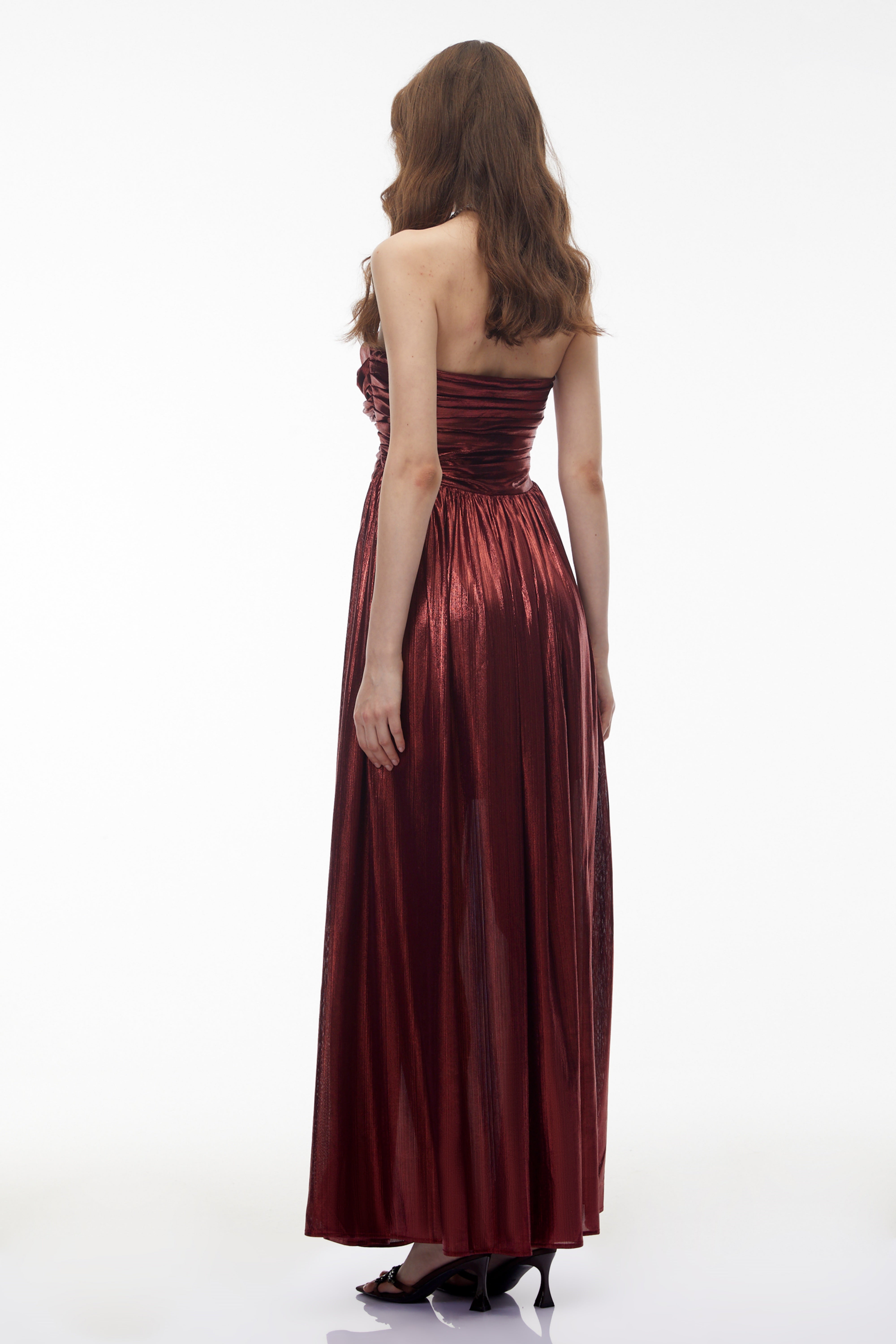 فستان ماكسي أحمر من Eurydice بكتفين مكشوفين وكتفين مزركشين وشق طويل